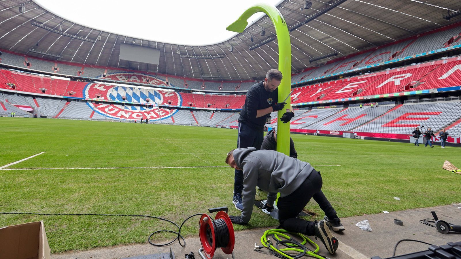
                <strong>Die Allianz Arena wird NFL-fertig gemacht - der Countdown läuft</strong><br>
                Münchens Allianz Arena wird am 13. November knapp 70.000 Fans Platz bieten. Das Stadion des FC Bayern München wird in diesen Tagen noch endgültig fertig gemacht, um Schauplatz für den NFL-Zirkus mit all seinen Besonderheiten zu werden. Goalposts aufstellen, Hashmarks einzeichnen und dann kann es fast schon losgehen. Der letzte Schritt auf dem langen Weg zum ersten NFL-Spiel in Deutschland ist so gut wie getan.
              