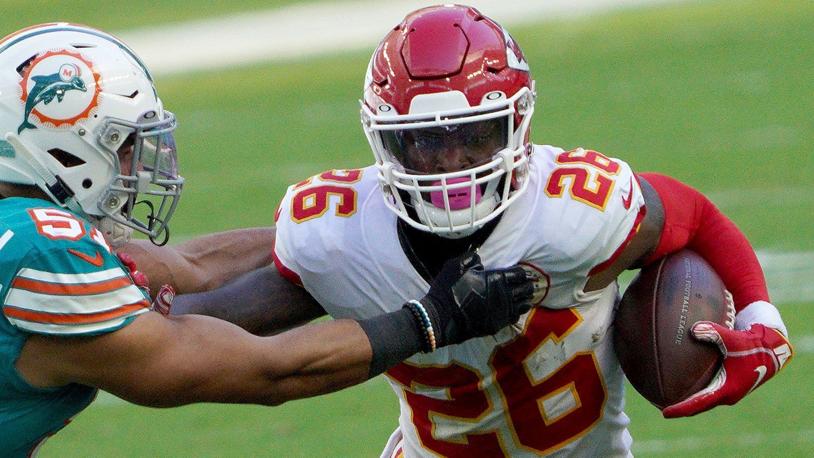 
                <strong>Le'Veon Bell (Running Back)</strong><br>
                &#x2022; Letztes Team: Kansas City Chiefs -<br>&#x2022; Status: Unrestricted Free Agent -<br>&#x2022; Letztes Gehalt (Saison 2020): 705.882 Dollar -<br>&#x2022; Alter: 29 Jahre<br>
              