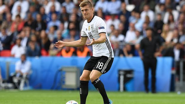 
                <strong>Toni Kroos</strong><br>
                Toni Kroos: Konnte sich entspannt zurücklehnen, das Spiel ordnen und endlich mal eine funktionierende Offensive vor sich genießen. Unauffällig, aber bei diesem Spiel musste er auch nicht auffallen. ran-Note: 3
              