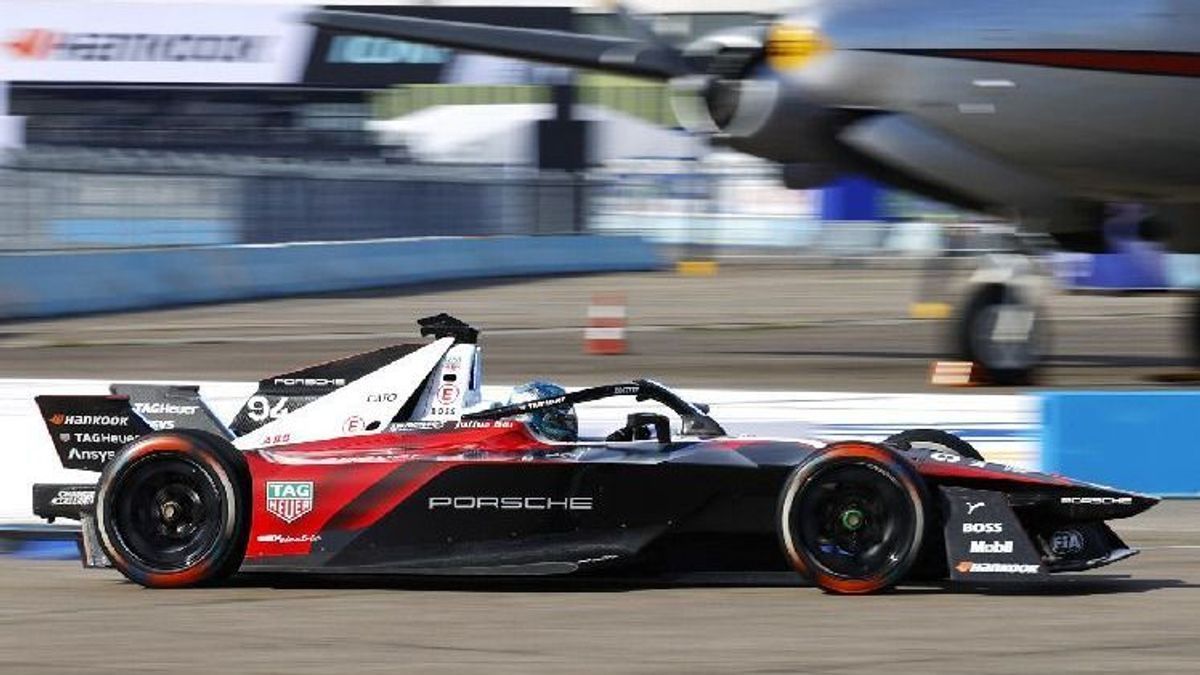 David Beckmann im Porsche beim Rookie-Test der Formel E in Berlin 2023