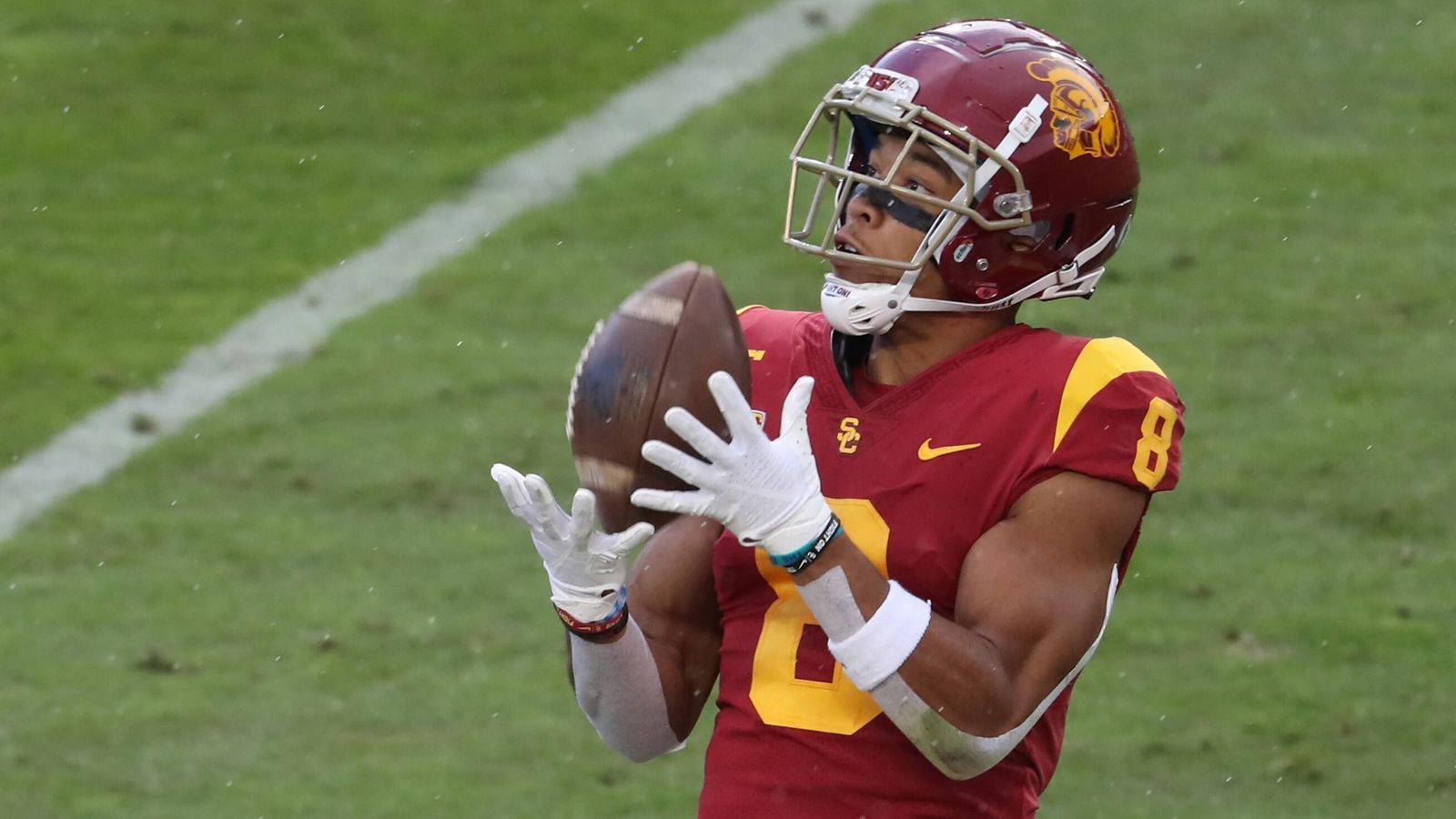 
                <strong>7. Amon-Ra St. Brown (USC)</strong><br>
                Amon-Ra St. Brown verzichtet auf seine Senior-Saison und will wie sein Bruder Equanimeous (Green Bay Packers) über den Draft in die NFL. In der Saison 2020 fing der Wide Receiver der University of Southern California in sechs Spielen 41 Bälle für 478 Yards und sieben Touchdowns. Auch die vorherige Saison, wo er mit 77 Receptions, 1042 Yards und sechs Touchdowns glänzen konnte, hinterließ Eindruck. Ist einer der besten "Route-Runner" in der Klasse von 2021. Er hat eine starke und flinke Fußarbeit, dazu starke Hände, die für einige Hight-Catches sorgten. Kopfzerbrechen bereitet Scouts aber seine Physis, durch die er gegen körperlich wesentlich stärkere Gegner Probleme bekommen könnte. Wird unter den Receivern auf sieben geführt, im Draft allerdings nur auf 98.
              