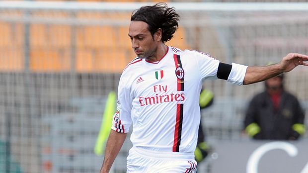 
                <strong>Innenverteidiger - Alessandro Nesta (früher unter anderem AC Milan/Italien)</strong><br>
                Innenverteidiger - Alessandro Nesta (früher unter anderem AC Milan/Italien)
              