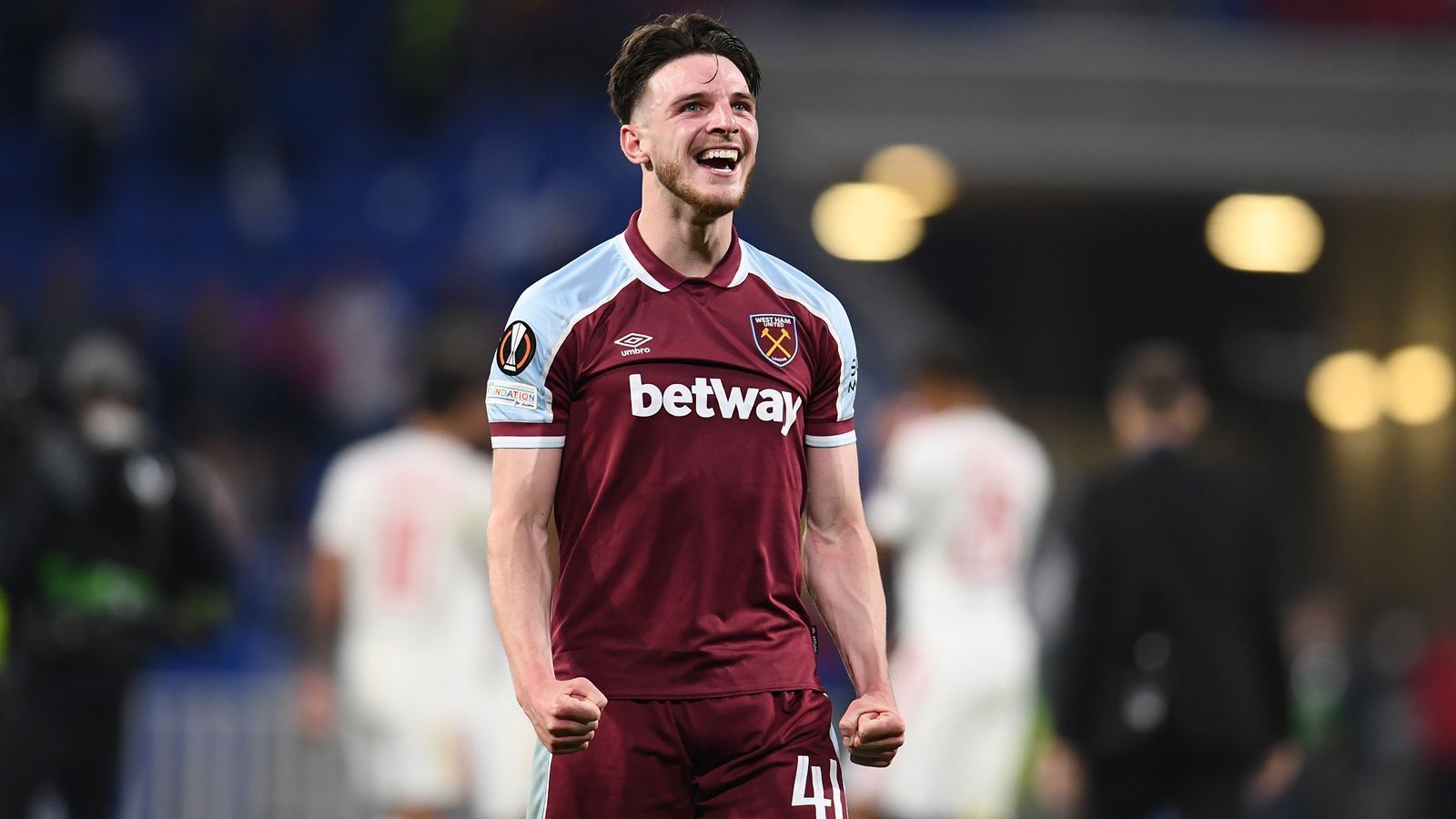 
                <strong>Declan Rice (West Ham United)</strong><br>
                Holt Manchester United wirklich Harry Kane oder Darwin Nunez, bleibt von den üppigen 240 Millionen für Neuzugänge nicht mehr ganz so viel übrig. Mit West Ham Uniteds Declan Rice wird zudem noch ein Spieler mit einem United-Wechsel in Verbindung gebracht, der ebenfalls zum neuen Rekord-Einkauf der "Red Devils" werden könnte. Laut Medienberichten von der Insel dürfte die Ablösesumme bei Rice um die 140 Millionen Euro betragen.
              