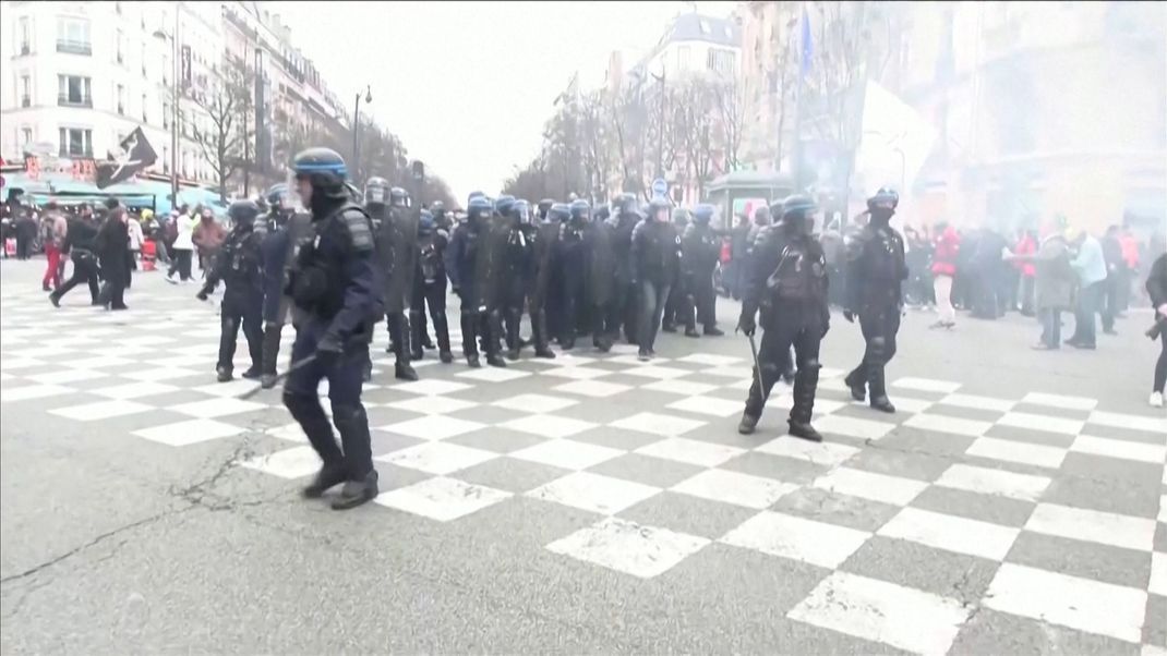 Paris: Polizei setzt Tränengas gegen Demonstranten ein