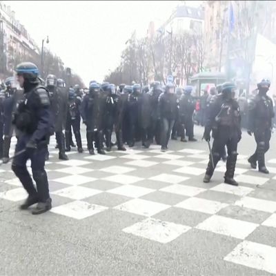 Paris: Polizei setzt Tränengas gegen Demonstranten ein