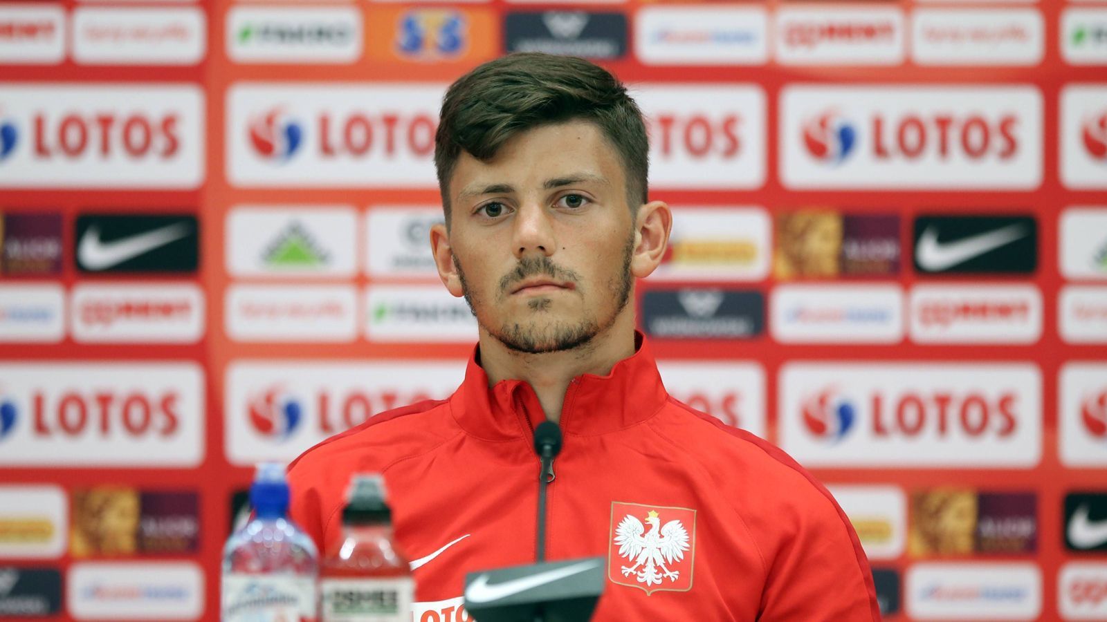 
                <strong>Polen: 27,91 Jahre</strong><br>
                Jüngster Spieler: Dawid Kownacki (Bild), 21 Jahre (14.3.1997)Ältester Spieler: Slawomir Peszko, 33 Jahre (19.2.1985)
              