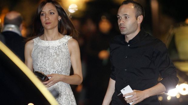 
                <strong>Anna Ortiz</strong><br>
                2012 heiratet Barca-Star Andres Iniesta (r.) seine Freundin Anna Ortiz (l.). 
              