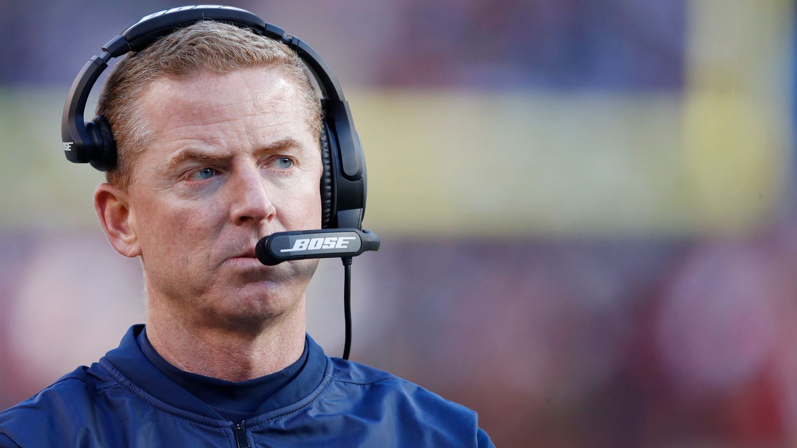 
                <strong>Verlierer: Jason Garrett</strong><br>
                Die Dallas Cowboys kamen aus einer Bye-Week und Head Coach Jason Garrett hat es in knapp 14 Tagen nicht geschafft, seinem Team einen ordentlichen Game-Plan gegen die Tennessee Titans an die Hand zu geben - "America's Team" unterlag zu Hause deutlich mit 14:28 und steht nun nach 9 Spieltagen bei 3:5-Siegen. Eine alarmierende Bilanz für ein Team mit deutlich höheren Ansprüchen. Vor allem Cowboys-Besitzer Jerry Jones ist "not amused" über seine Mannschaft und es wird bereits gemunkelt, dass Head Coach Garrett mehr denn je um seinen Job zittern muss. "Wenn man von acht Spielen nur drei gewinnt, muss man sich Sorgen machen", meinte Jones. Bei den Cowboys dürfte in den kommenden Tagen also alles auf den Prüfstand gestellt werden - angeblich auch Quarterback Dak Prescott. Bei ihm sollen sich die Verantwortlichen nicht mehr so sicher sein, ob er wirklich der Franchise-Quarterback für die Zukunft ist. 
              