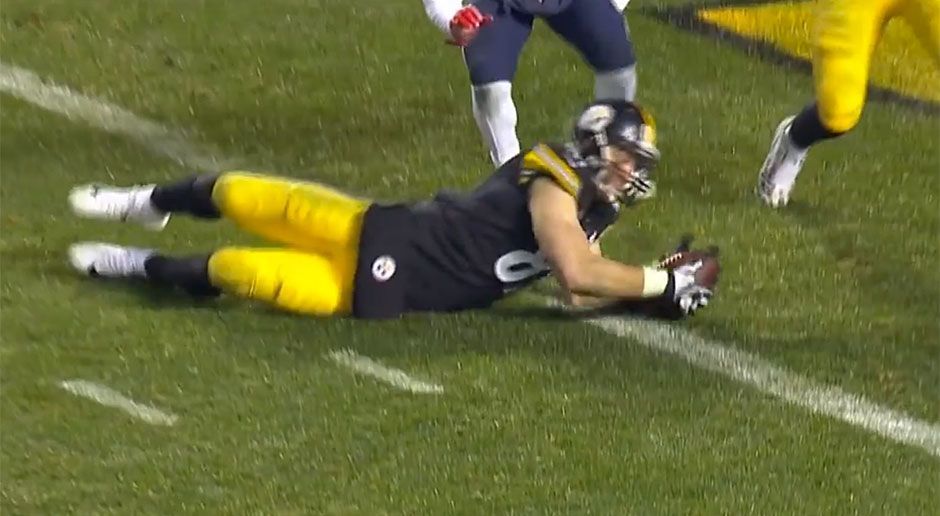 
                <strong>Jesse James (Pittsburgh Steelers) in Week 15</strong><br>
                Der Jubel bei den Pittsburgh Steelers war groß, als Jesse James den Pass von Ben Roethlisberger fing und seine Arme über die Linie der Endzone ausstreckte. Es wäre die 30:27-Führung im AFC-Spitzenspiel gegen die New England Patriots gewesen - 28 Sekunden vor Schluss. Doch nach minutenlangem Zeitlupenstudium revidierten die Schiedsrichter ihre Entscheidung - es blieb beim 27:24 für den Titelverteidiger. Der Grund: Der Tight End habe die Kontrolle über den Ball verloren, als er diesen auf den Rasen legen wollte. Diese Wende dürfte den "Pats" doch noch den Sieg in der Conference und damit ein Heimrecht in einem möglichen Conference Championship Game bescheren.
              