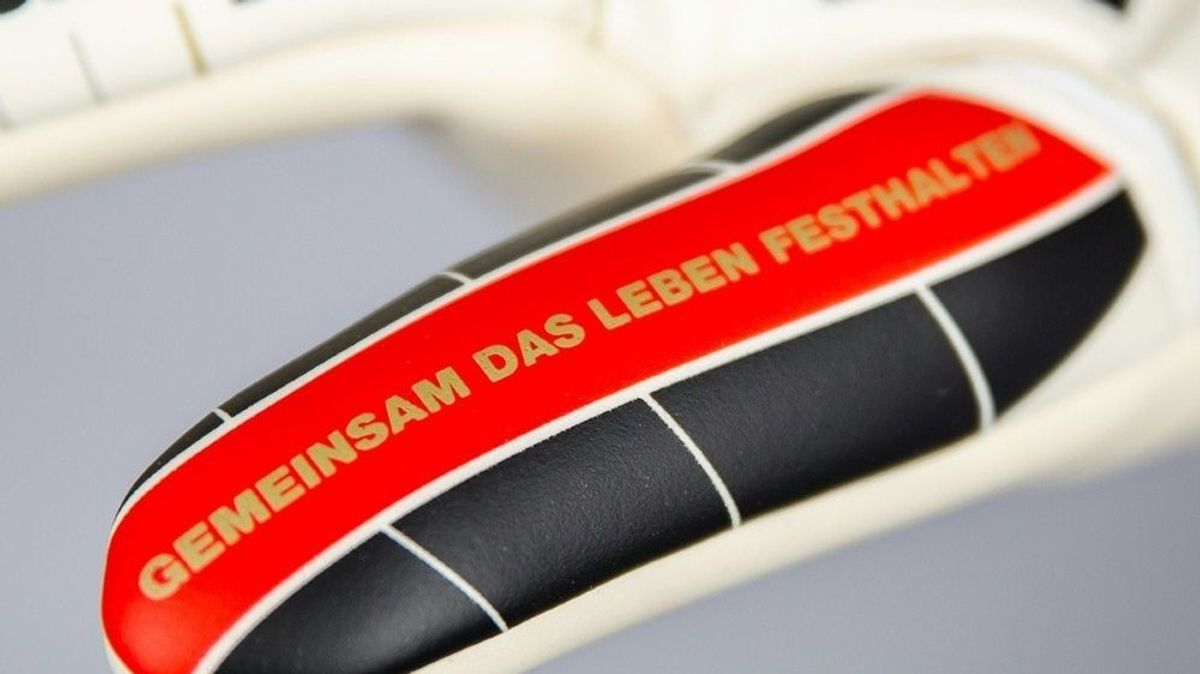 Sonderedition von Robert Enkes Torwarthandschuhen