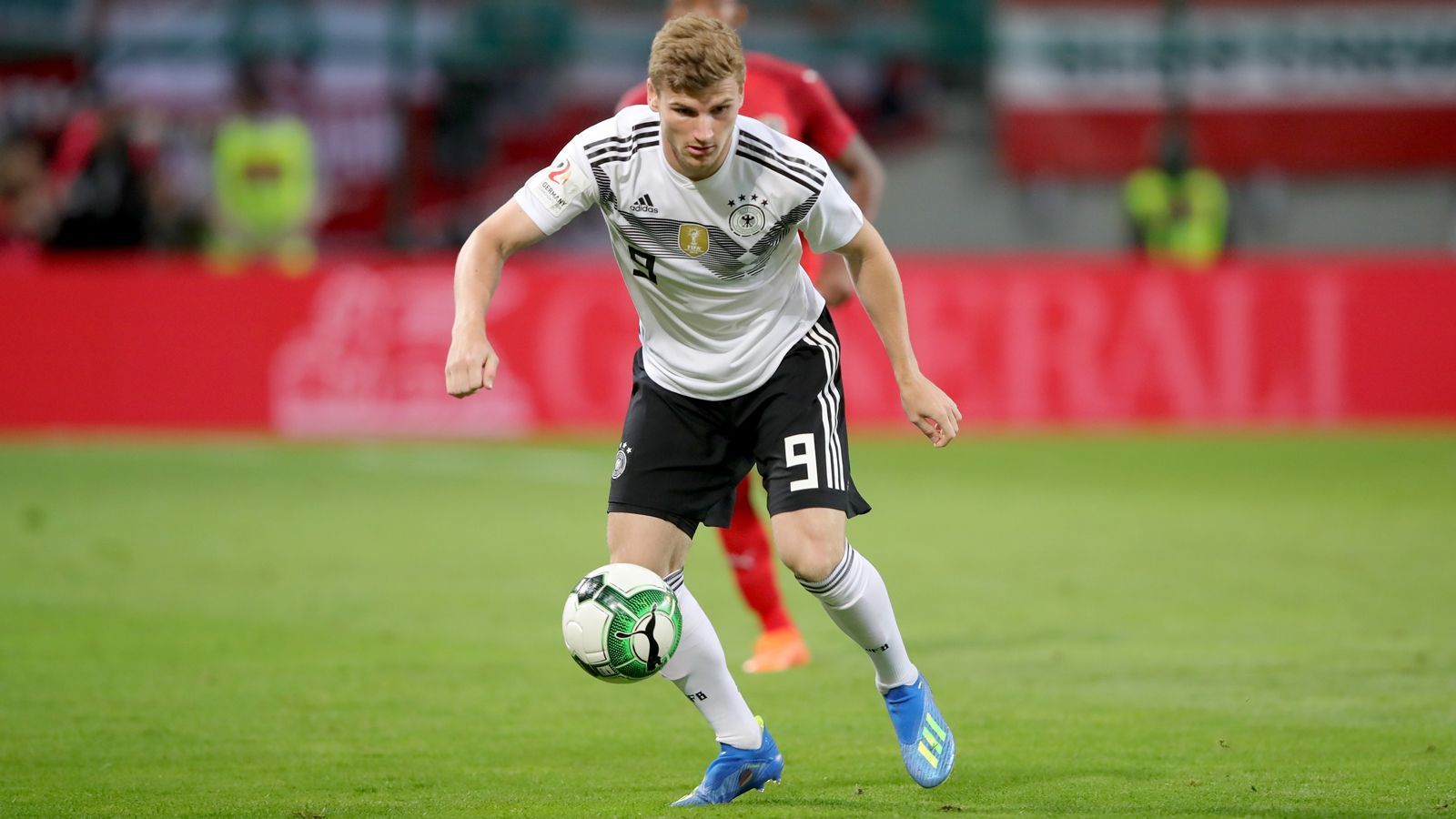 
                <strong>Timo Werner</strong><br>
                Im Sturmzentrum noch so eine "Rakete". Timo Werner kann mit seinem Antritt jeder Abwehr Probleme bereiten - so wie etwa der mexikanischen beim Confed Cup 2017, als der Leipzig-Angreifer das 3:0 erzielte. Werner war im vergangenen Jahr der beste deutsche Stürmer. Nur logisch also, dass er den Vorzug vor Mario Gomez erhält.
              