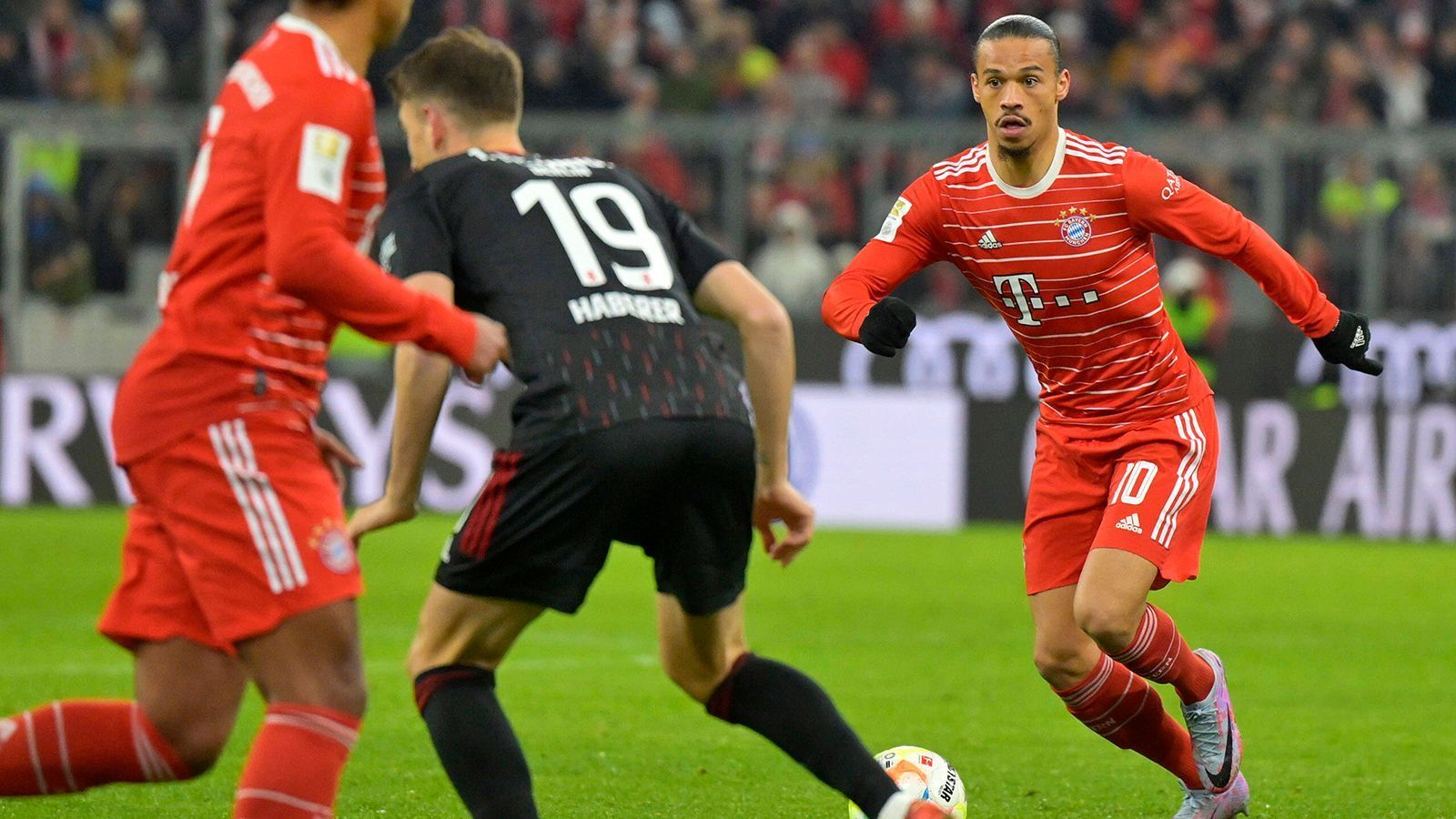 
                <strong>Leroy Sane (FC Bayern München)</strong><br>
                Lässt nach seiner Einwechslung in der Schlussviertelstunde die Bayern-Fans mit einem katastrophalen Fehlpasse zittern. Ansonsten ohne großen Einfluss. ran-Note: ohne Bewertung
              