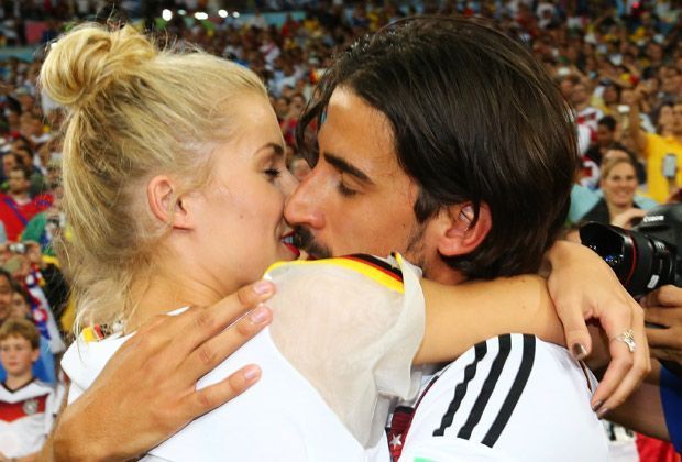 
                <strong>Zweisamkeit im großen Kreis</strong><br>
                Der Weltmeister-Kuss! Lena Gercke und ihr Freund Sami Khedira genießen den emotionalen Triumph.
              