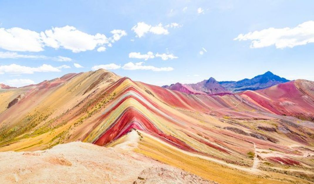 Kunterbunt - und ganz natürlich. Der Vinicunca im Süden Perus.