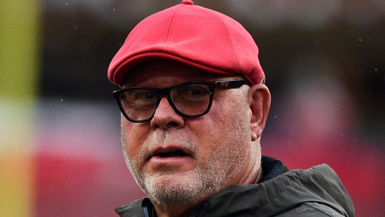 
                <strong>Aktueller Head Coach Bruce Arians soll Tom Brady anleiten</strong><br>
                Im Moment steht mit Bruce Arians ein erfahrener Fachmann als Head Coach an der Seitenlinie der Tampa Bay Buccaneers - der 68-Jährige coacht seit 1975 American Football und ist seit 1989 in der NFL tätig. Noch vor rund drei Wochen sagte er auf die Frage, welchen Quartebrack er sich in seinem Team wünschen würde: "Tom Brady". Nun ist es also tatsächlich Realität. Und dieses Duo könnte durchaus funktionieren. Denn Arians hat in der Vergangenheit bereits erfolgreich mit Passgebern wie Peyton Manning, Ben Roethlisberger, Andrew Luck oder Carson Palmer zusammengearbeitet. Die neue Partnerschaft mit Brady könnte also sehr spannend werden.
              