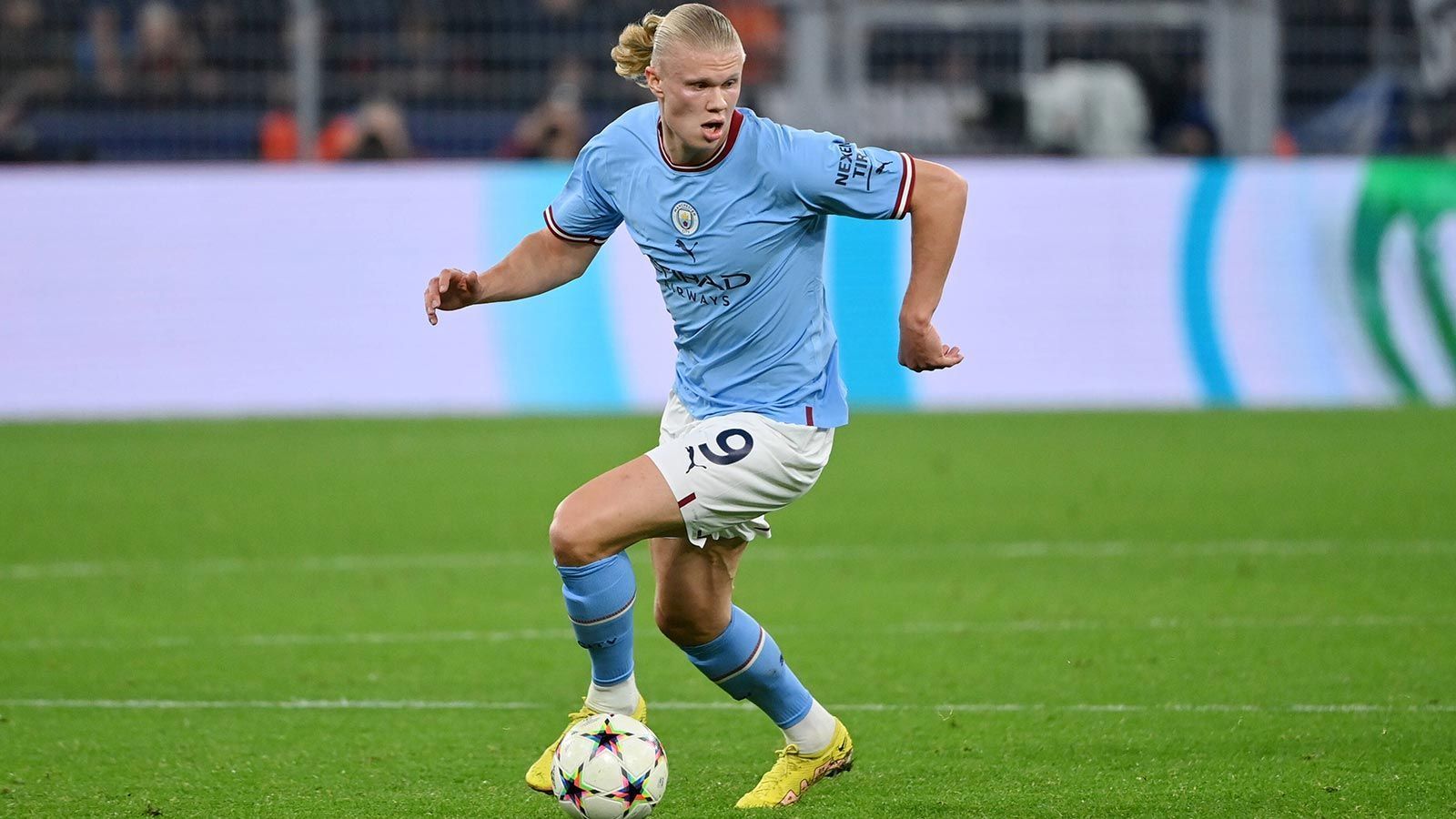 
                <strong>Stürmer: Erling Haaland</strong><br>
                Verein: Borussia Dortmund/ Manchester CityNationalität: Norwegen
              