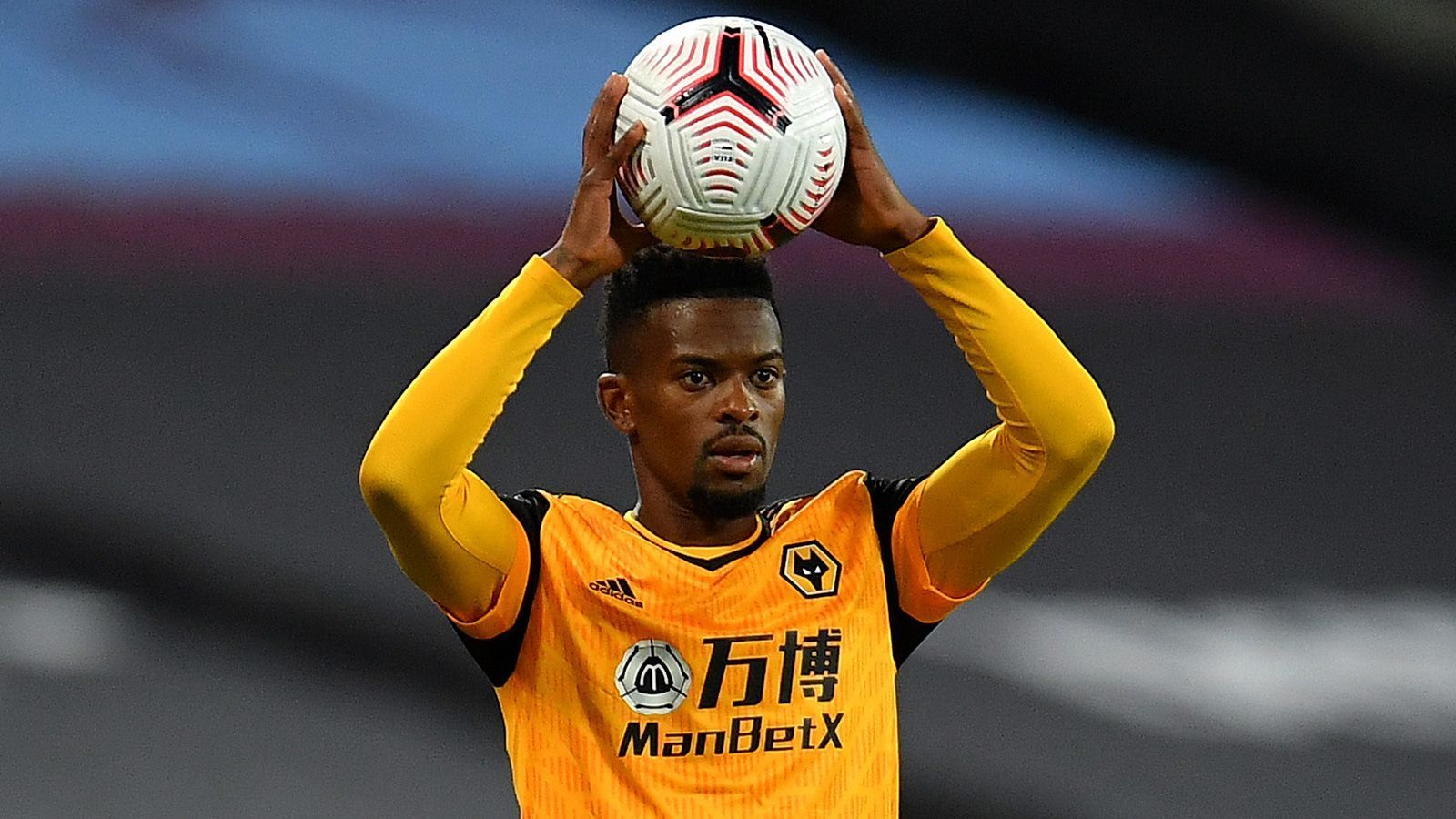 
                <strong>Wolverhamton investiert - Mendes kassiert mit</strong><br>
                Besonders clever war, dass Mendes den Wolverhampton Wanderers dabei half, die Doherty- und Jota-Millionen wieder gut anzulegen: Die Wolves investierten 30 Millionen Euro in Nelson Semedo vom FC Barcelona. Semedo ist sicher nicht zufällig auch ein Klient von Mendes, der bei dem Deal wieder mitkassierte.
              