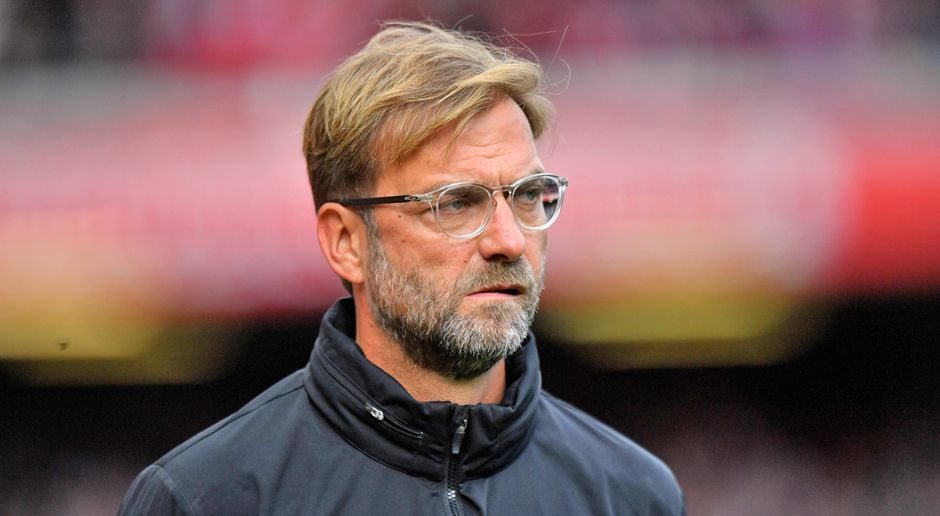 
                <strong>Jürgen Klopp</strong><br>
                Jürgen Klopp wurde bei den Bayern bereits als Nachfolger von Pep Guardiola gehandelt - ehe er zum FC Liverpool ging. Nun macht das Gerücht erneut die Runde, auch weil sich Klopp und die "Reds" nach dem enttäuschenden Remis in der Champions League bei Spartak Moskau in einer kleinen Ergebnis-Krise befinden. Die englische Presse schreibt, Klopp und der LFC "scheinen auf einer Mission zu sein, sich das Leben selbst schwer zu machen". Der Ex-BVB-Coach gibt zu, sein Team sei "im Moment nicht das glücklichste im Weltfußball". Dass der 50-Jährige die Anfield Road vor Ablauf seines Vertrages im Jahr 2022 freiwillig verlässt und an die Säbener Straße wechselt, ist trotzdem fraglich.
              