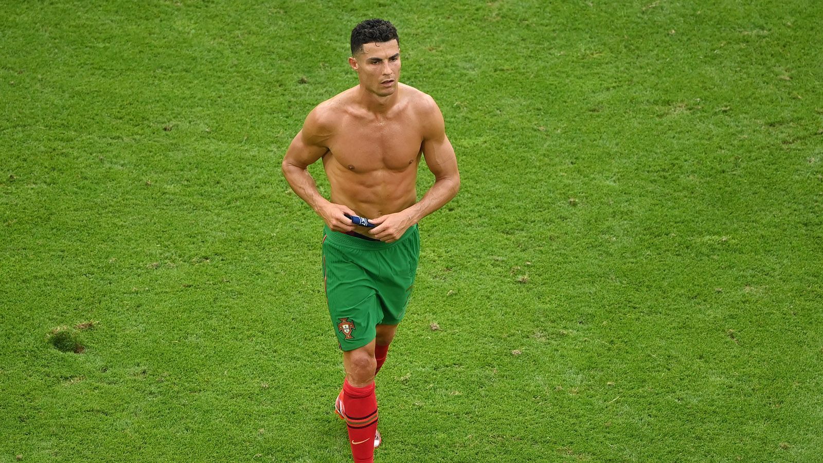 
                <strong>EM 2021 - Vorrunde</strong><br>
                Doch zu früh gefreut. Am Ende zündeten Jogis Männer den Turbo. 4:2! Der Deutschland-Fluch geht für Ronaldo weiter...
              