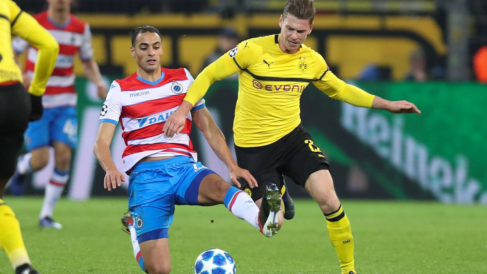 
                <strong>28. November 2018: Piszczek wird zum CL-Rekordspieler des BVB</strong><br>
                Im Gruppenspiel der Champions League gegen Brügge fällt der ewige Königsklassen-Rekord der Borussen. Piszczek löst Stefan Reuter mit seinem 45. Einsatz in der Champions League an der Spitze ab. Auf der Liste der Spieler, die insgesamt die meisten Spiele für die Schwarz-Gelben gemacht haben, steht er übrigens auch auf Platz sieben.
              