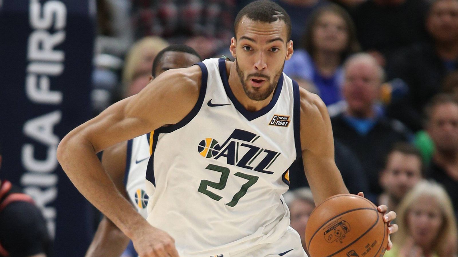 
                <strong>Rudy Gobert (Utah Jazz)</strong><br>
                Rudy Gobert (Utah Jazz): Defensive Player of the Year
              