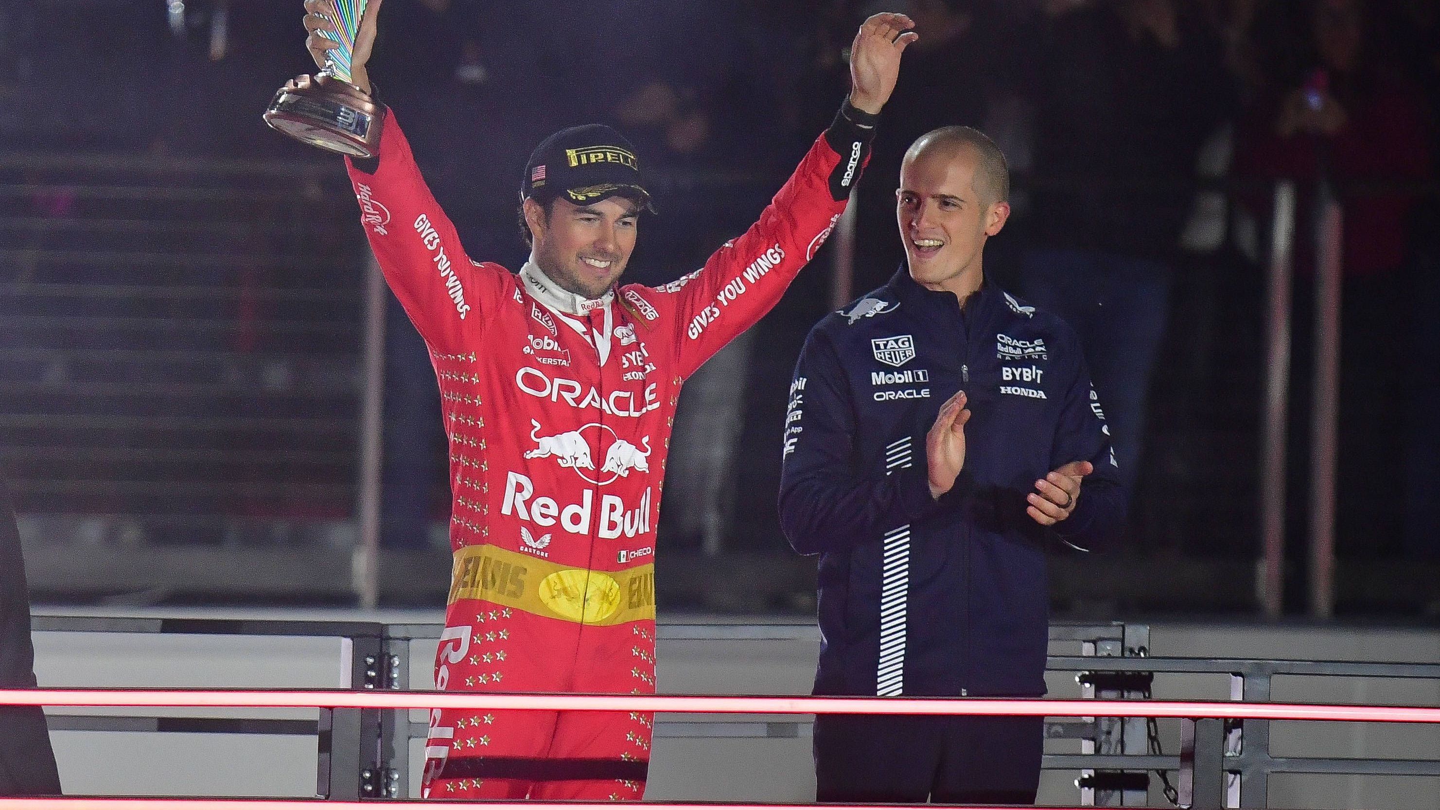 <strong>Gewinner: Sergio Perez</strong><br>Für den Mexikaner gab es in der laufenden Saison selten etwas zu feiern. Immer wieder sah er im Vergleich zu Teamkollege Max Verstappen schlecht aus. Zwar wurde er auch in Las Vegas "nur" Dritter, während der Niederländer gewann, der dritte Platz brachte ihm aber den Titel Vize-Weltmeister. Damit ist sein Job bei Red Bull erfüllt.