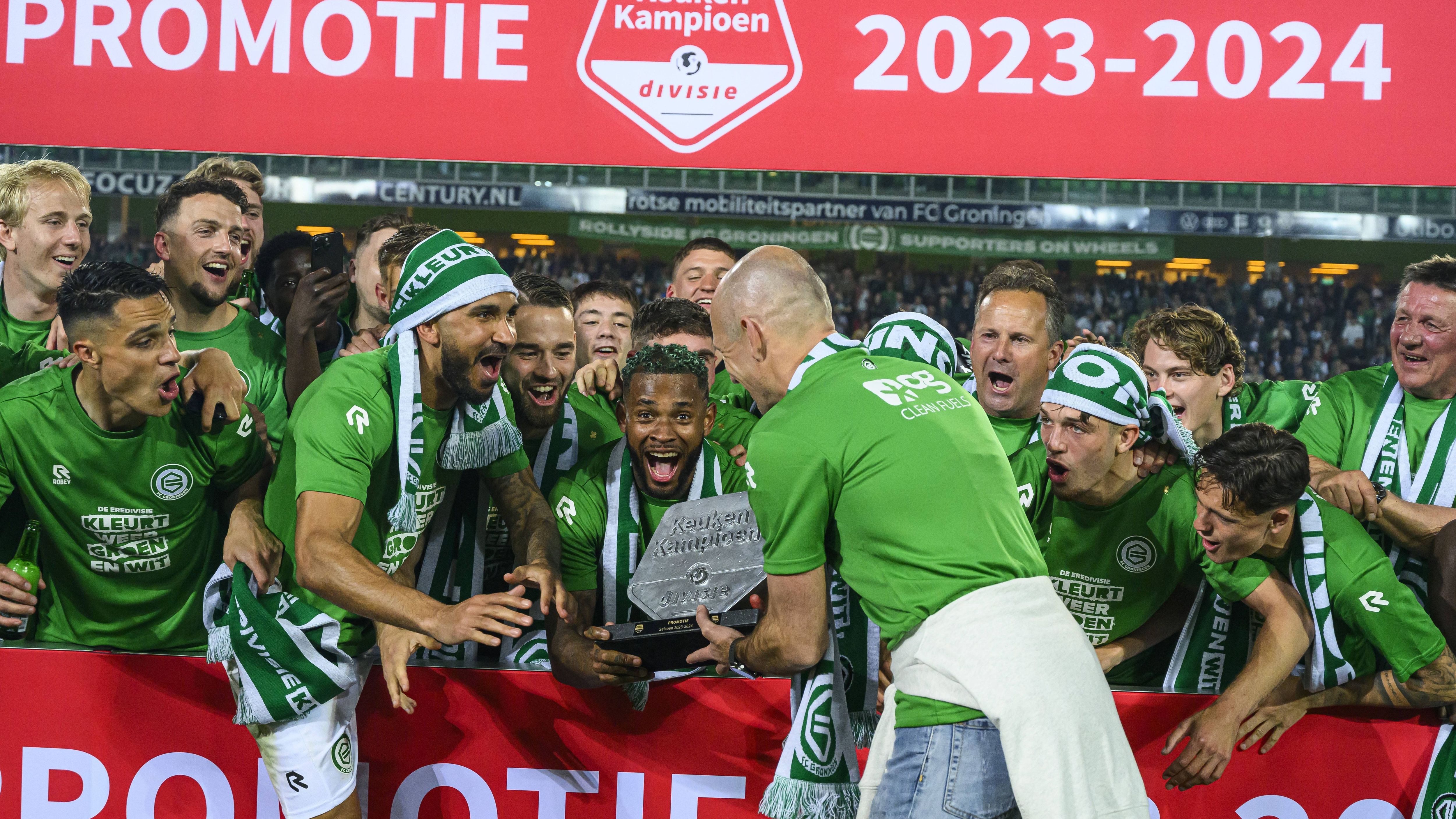 <strong>FC Groningen (Niederlande)</strong><br>Mit einem 2:0 im direkten Duell mit Roda Kerkrade sicherte sich der FC Groningen am abschließenden Spieltag der zweiten niederländischen Liga noch den zweiten Direkt-Aufstiegsplatz hinter Willem II Tilburg. Mit dabei bei Groningens Feierlichkeiten nach dem direkten Wiederaufstieg war auch Ex-Star Arjen Robben.