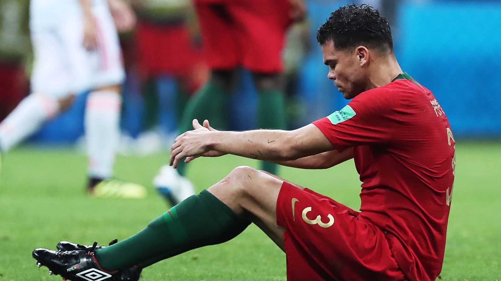 
                <strong>Pepe (Portugal)</strong><br>
                Der Routinier und Abwehrchef agierte größtenteils solide und hatte beim zwischenzeitlichen 1:1-Ausgleich durch Diego Costa Pech, dass das Schiedsrichterteam ein Schlag des Spaniers nicht sah bzw. nicht ahndete. Ansonsten hatte der als Raubein bekannte Innenverteidiger seine Sache einigermaßen gut im Griff. ran-Note: 3
              