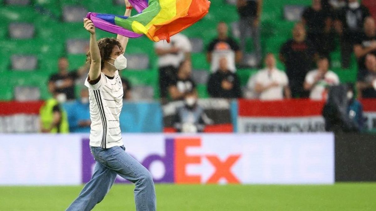 Flitzer mit Regenbogen-Fahne vor DFB-Spiel