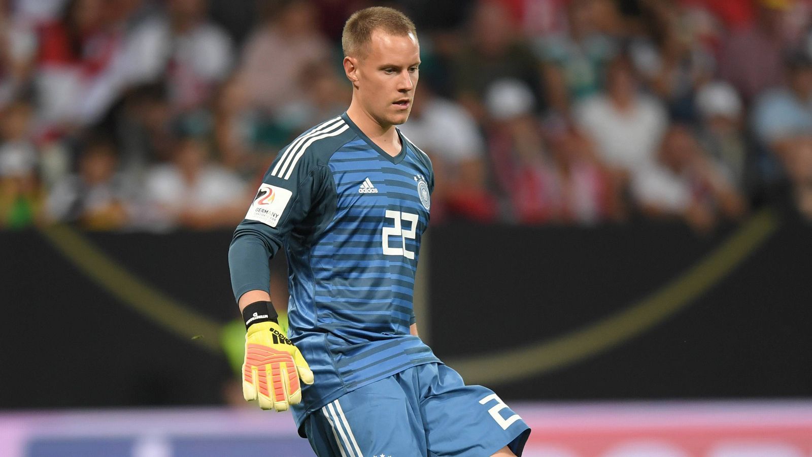 
                <strong>Marc-Andre ter Stegen (FC Barcelona/26/21)</strong><br>
                Ja, ter Stegen könnte auch ein Nutznießer sein, auch wenn sein Konkurrent Manuel Neuer nicht zu den Aussortierten gehört. Aber durch Löws Zeichen wird es immer wahrscheinlicher, dass er auch im Tor den Umbruch vollziehen und ter Stegen das Vertrauen schenken wird. Der überzeugt beim FC Barcelona seit Monaten mit überragenden Leistungen und würde mit einer Beförderung zur Nummer eins gleichzeitig auch in der Hierarchie ein paar Stufen nach oben nehmen.
              