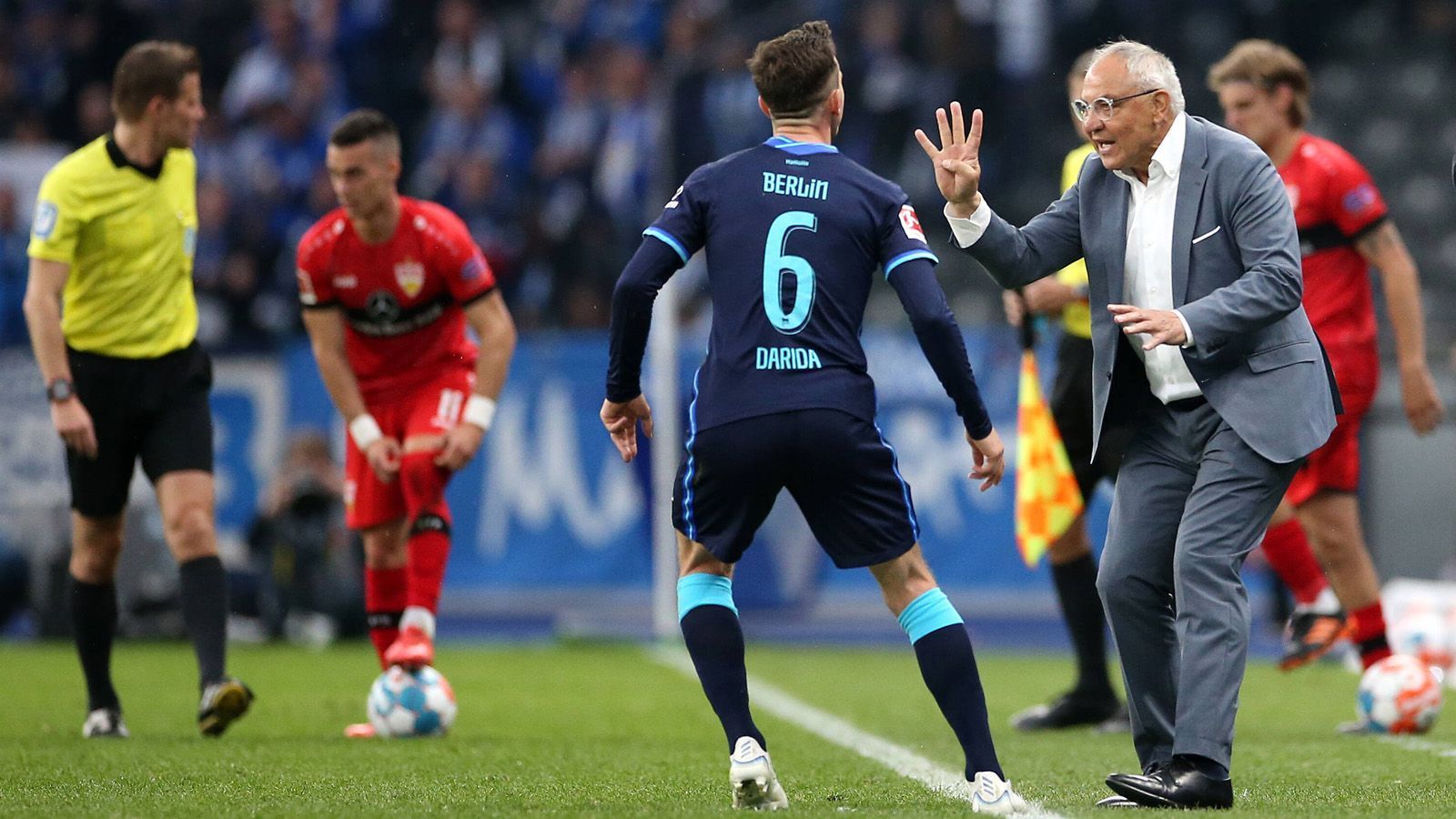 
                <strong>Verlierer: Felix Magath (Hertha BSC)</strong><br>
                Der Trainer-Schleifer kam im März, um den drohenden Abstieg der Hertha zu verhindern. Zeitweise sah es danach aus, als könnte das auch gelingen. Immerhin vier Punkte lagen die Berliner wenige Spieltage vor Schluss noch vor dem VfB Stuttgart. Doch Magath glaubte selbst nicht dran: "Als ich diesen Job übernommen habe, war ich sicher, dass wir in der Relegation gegen den HSV spielen." Er sollte recht behalten. Am Ende steht sogar die schlechteste Rückrunde aller Bundesligisten zu Buche.
              