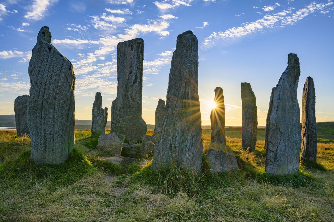 3. Die "Standing Stones" von Callanish auf der Insel Lewis bestaunen, die größte bekannte Stein-Formation der Megalith-Kultur, größer als Stonehenge.
