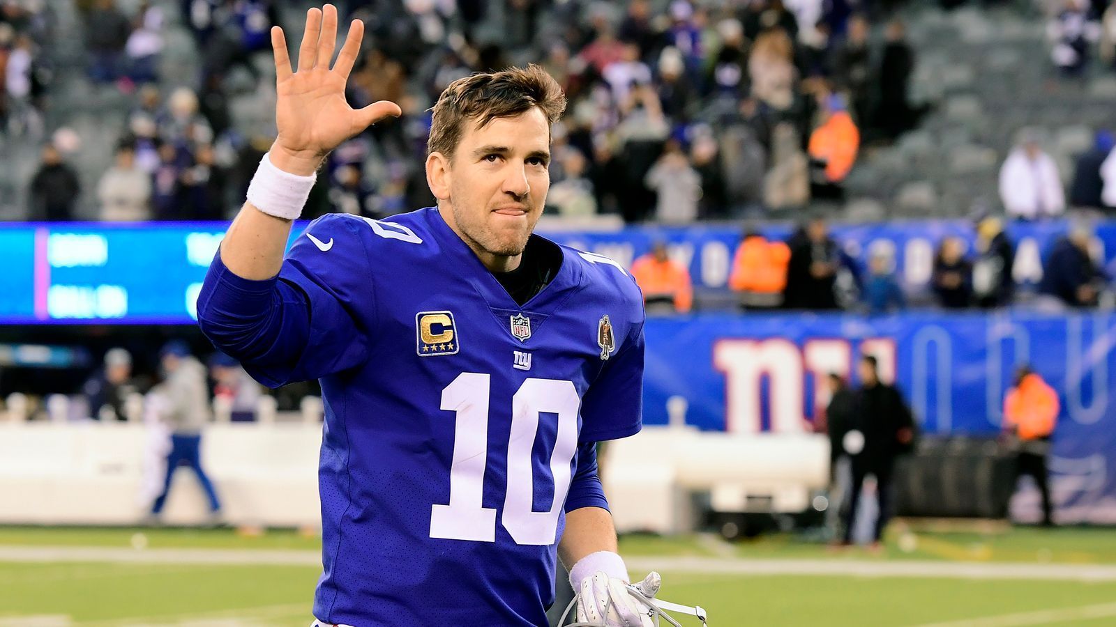 
                <strong>Eli Manning (New York Giants)</strong><br>
                Der streitbare Eli Manning geht bei den New York Giants in seine letzte Saison, bevor er 2020 dann ein Unrestricted Free Agent werden würde. Die Kritik am zweimaligen Super-Bowl-Champion wurde in den vergangenen Jahren immer lauter, zumal die Giants nur ein Mal in den vergangenen sieben Spielzeiten die Playoffs erreichten. Doch obwohl sich General Manager Dave Gettleman noch zu keinem richtigen Bekenntnis zu Manning durchringen konnte, so möchte Head Coach Pat Shurmur wohl gerne mit Manning weiterarbeiten. Ein Cut oder Trade scheint aus diesem Grund nicht wirklich vorstellbar - ist aber auch nicht völlig ausgeschlossen. Die kommenden Wochen dürften im "Big Apple" interessant werden.
              