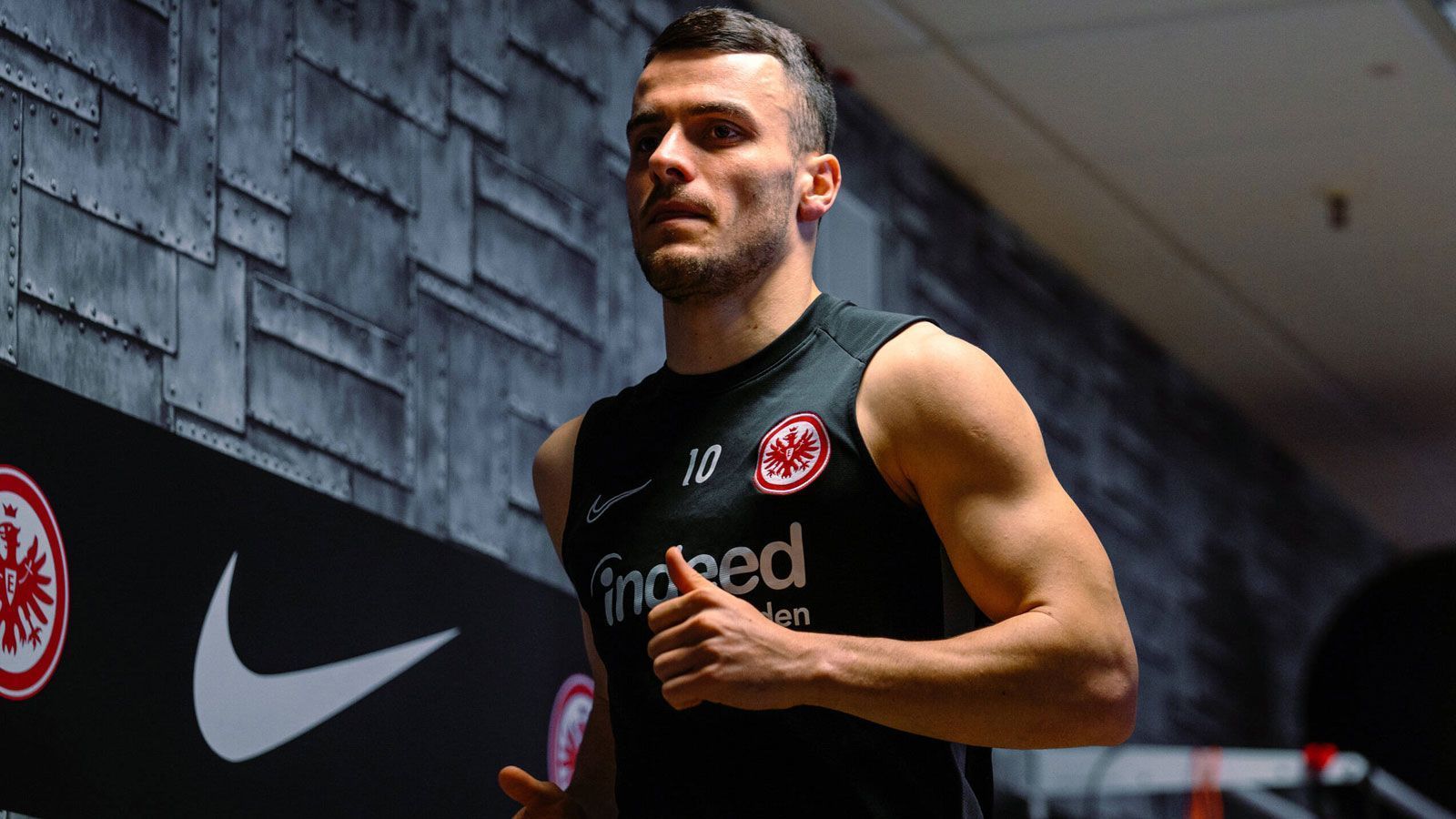 
                <strong>Offensives Mittelfeld: Filip Kostic</strong><br>
                Weder beim VfB Stuttgart noch beim Hamburger SV konnten sie so richtig etwas mit Filip Kostic anfangen. Erst bei der Eintracht wurde er zum offensiven Linksverteidiger umfunktioniert, auf dieser Position hatte Kostic genug Platz für seine Tempoläufe und Flanken. Kostic hat sich zu einem der besten Außenbahnspieler der Bundesliga entwickelt. Mittlerweile kommt er bei Adi Hütter wieder etwas weiter vorne zum Einsatz, in dieser Top-Elf auch.
              