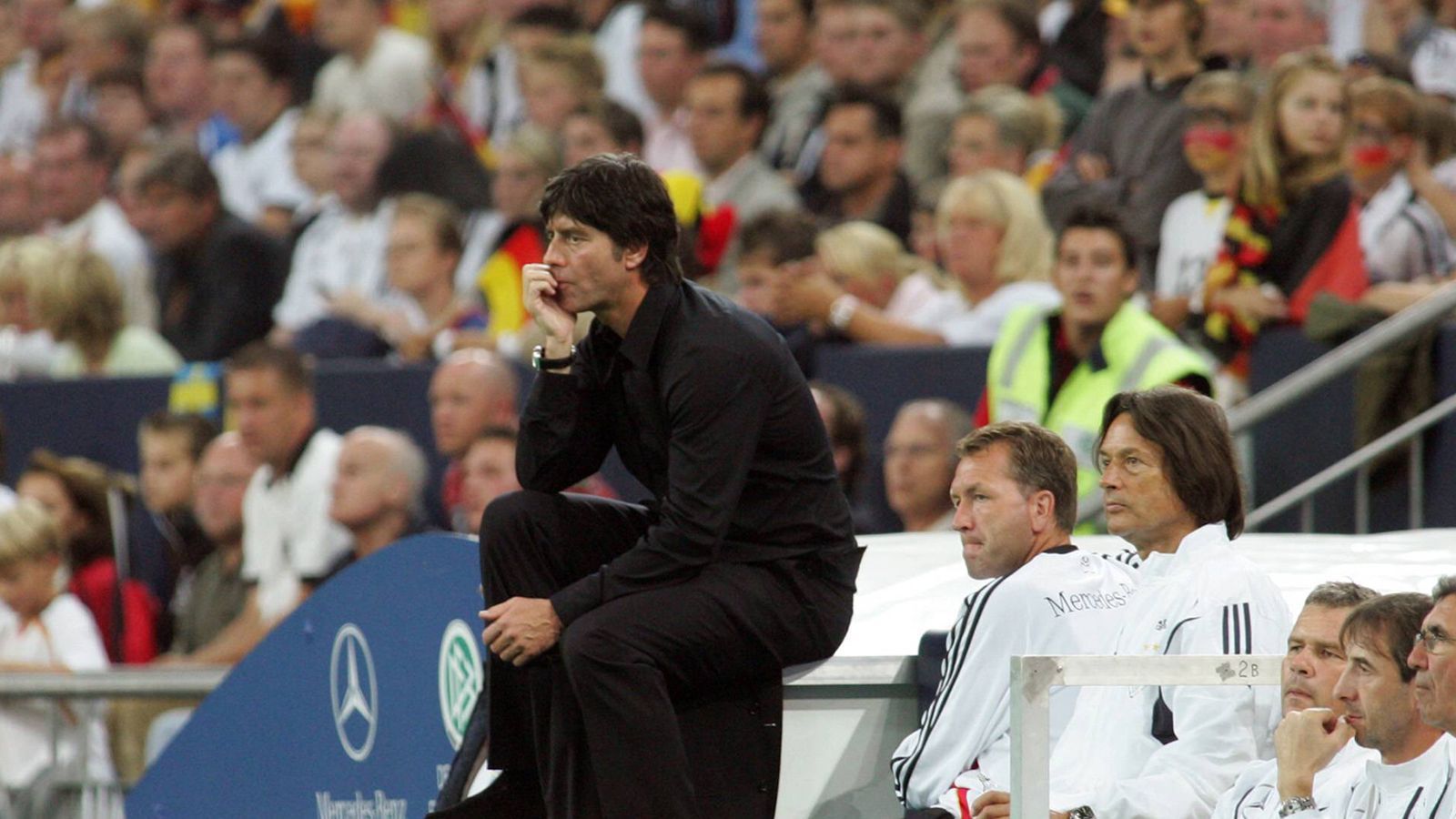 
                <strong>Joachim Löw</strong><br>
                Nachdem Löw als Co-Trainer von Jürgen Klinsmann bei der Weltmeisterschaft 2006 fungierte, wurde er zum Bundestrainer befördert. Sein Beginn hätte kaum besser verlaufen können. Am 16. August 2006 führte er die DFB-Auswahl zu einem 3:0 gegen Schweden. Die drei darauffolgenden Spiele gewann die deutsche Nationalmannschaft ebenfalls ohne Gegentor. Somit wurde Löw zum ersten Bundestrainer, der sein Amt mit vier Siegen ohne Gegentor begann. Sein größter Erfolg war der WM-Sieg 2014.
              