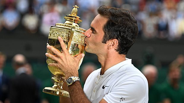 
                <strong>König von Wimbledon</strong><br>
                In seinem Wohnzimmer macht "FedEx" ohnehin niemand etwas vor. Mit seinem achten Erfolg im Finale 2017 wurde der Schweizer zum Rekordsieger von Wimbledon, jenem Ort, wo er 2003 seinen ersten Grand-Slam-Titel gewinnen konnte.
              