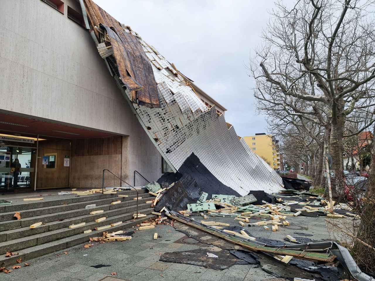 In Berlin deckte der Sturm das Dach eines Charité-Gebäudes großflächig ab.