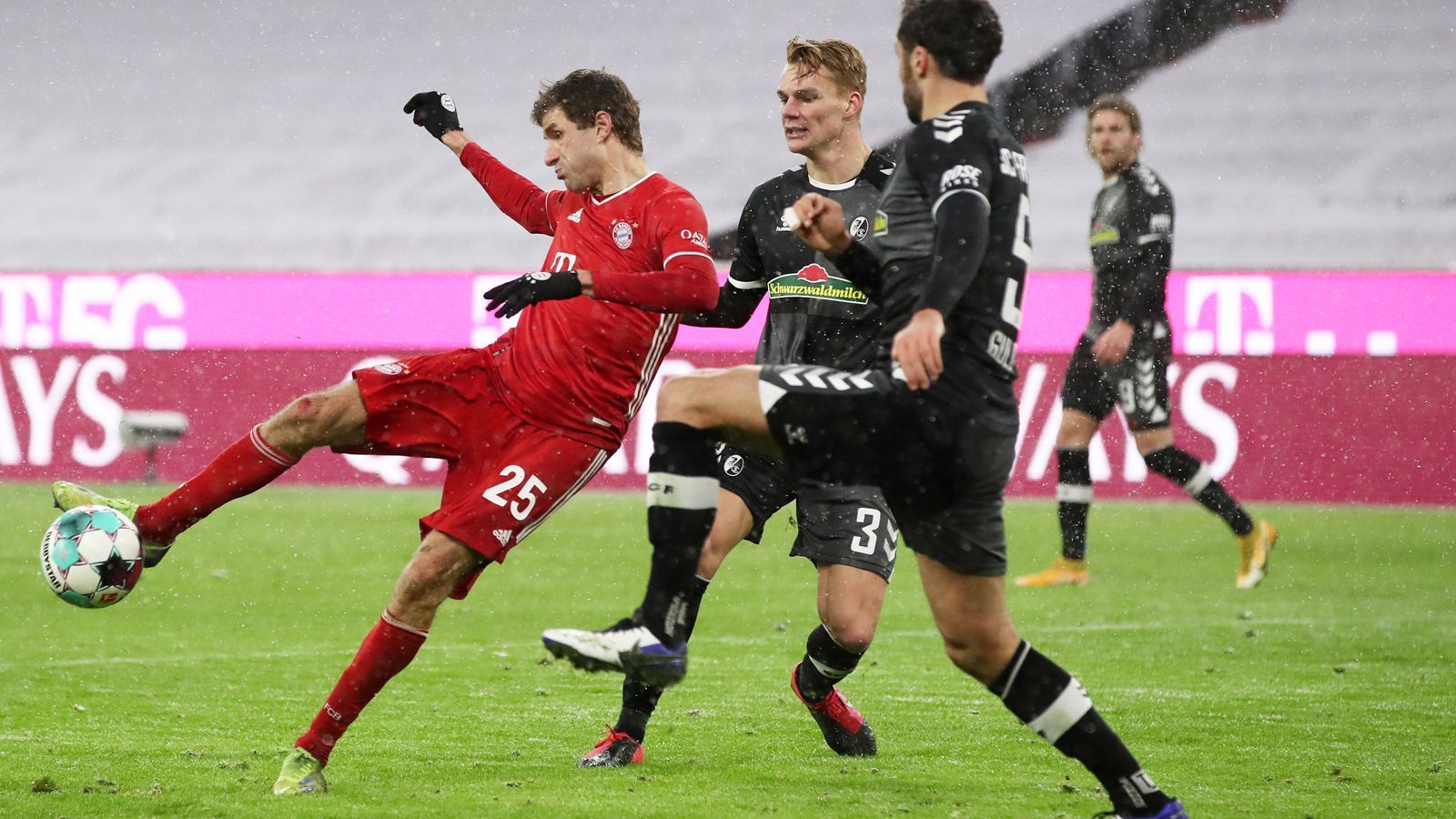 
                <strong>Arbeitssieg gegen Freiburg! Die Bayern-Stars in der Einzelkritik.</strong><br>
                Gegen den SC Freiburg setzt sich der deutsche Rekordmeister in einem umkämpften Spiel mit 2:1 durch. Die Bayern-Stars in der ran-Einzelkritik. 
              