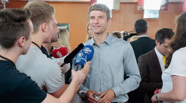 
                <strong>Premiere von "Wembley - Football is coming hoam"</strong><br>
                Aber auch Thomas Müller ist ein gefragter Premierengast. Der Medienprofi beantwortet geduldig die zahlreichen Fragen
              