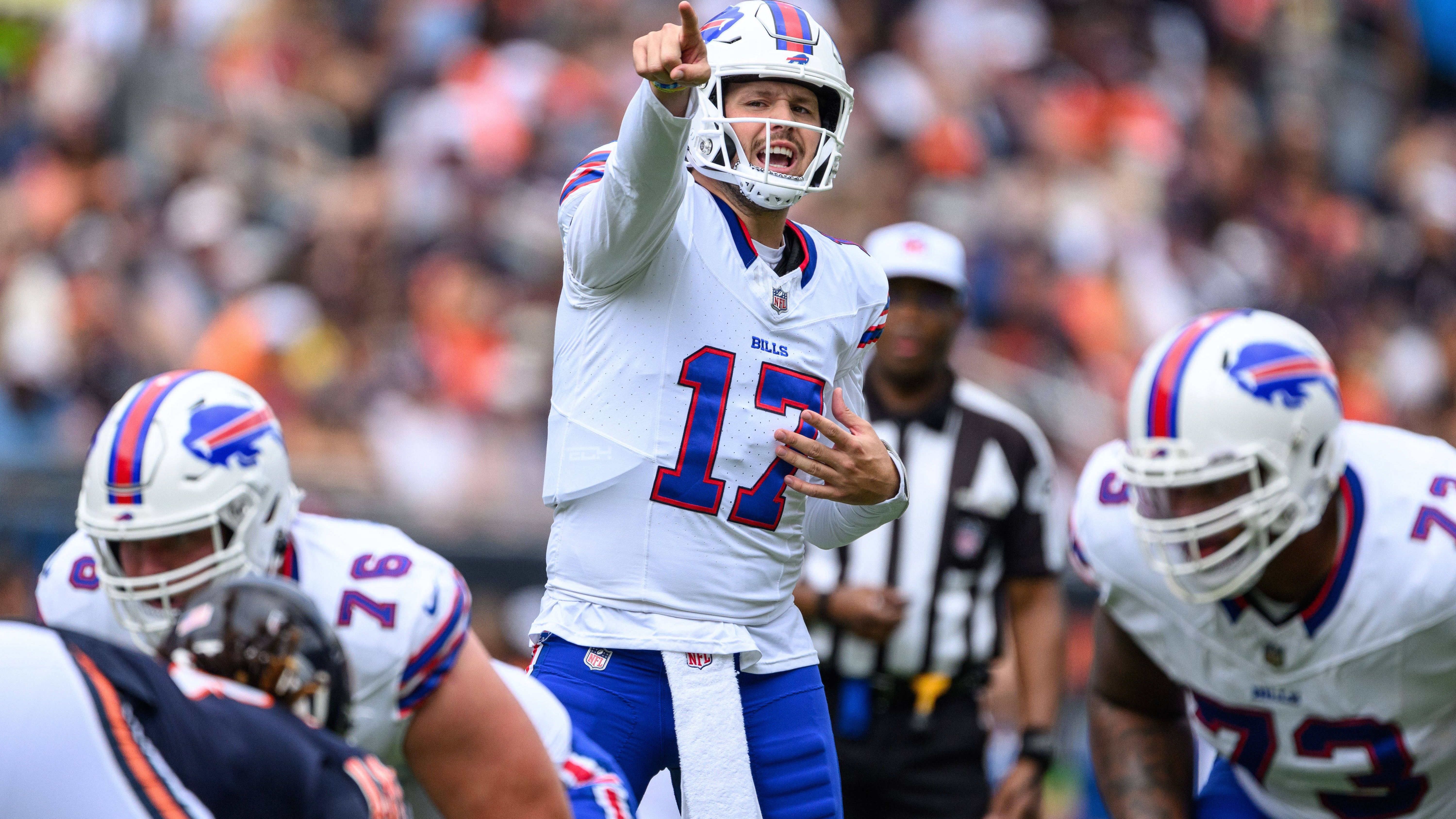 <strong>Buffalo Bills at New York Jets - Tipp: Bills</strong><br>Es ist das wohl mit größter Spannung erwartete Spiel der Woche. Unser Tipp: Aaron Rodgers und die Jets-Offense werden stark aussehen, die Defense wird sich ebenfalls gut schlagen. Doch die Bills werden unter Beweis stellen, warum sie ein absoluter Topfavorit auf den Super Bowl sind. Josh Allen führt Buffalo spät zum Sieg, Rodgers muss noch etwas auf seinen ersten Jets-Erfolg warten.&nbsp;