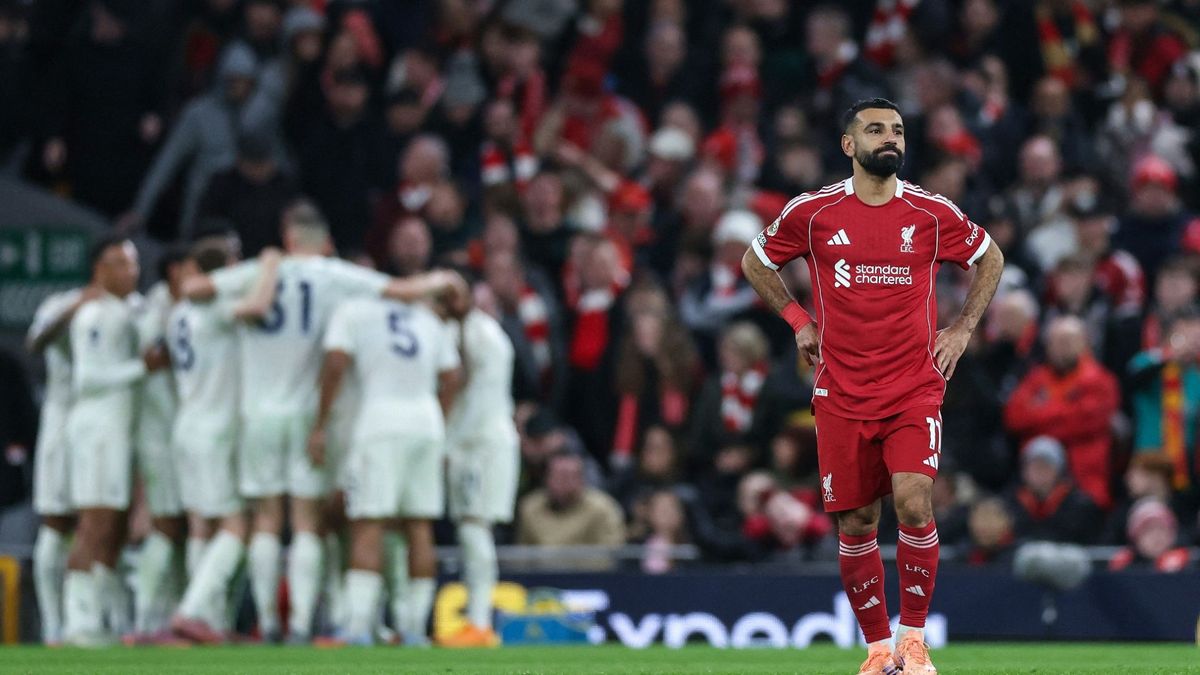 Salah blickt enttäuscht auf die Ränge