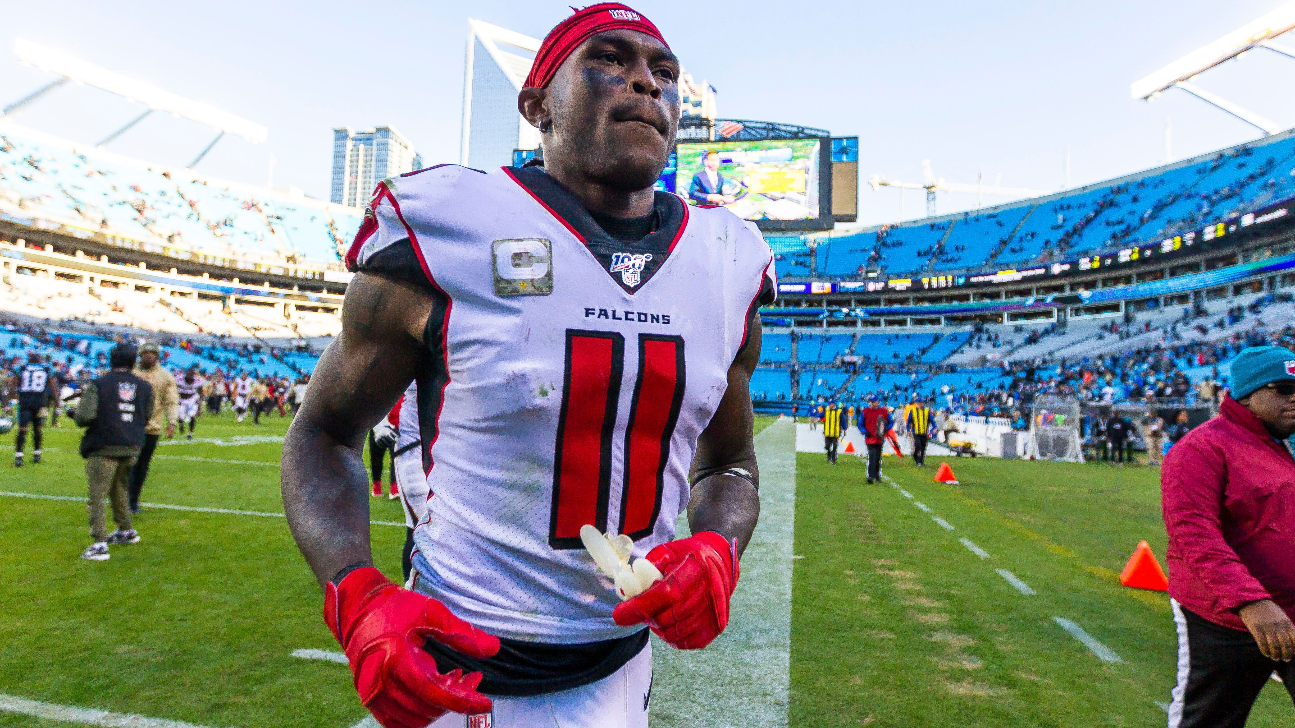 <strong>Julio Jones (Atlanta Falcons) - 23,25 Millionen US-Dollar</strong><br>Jones unterzeichnete 2019 eine Vertragsverlängerung über drei Jahre und 66 Millionen US-Dollar bei den Atlanta Falcons. Bis zum Trade nach Tennessee 2021 absolvierte er gerade einmal 24 Spiele für Atlanta, zudem wurde die Franchise mit einem Dead Cap von 7,75 Millionen US-Dollar im Jahr 2021 und 15,5 Millionen US-Dollar im Jahr 2022 zurückgelassen.