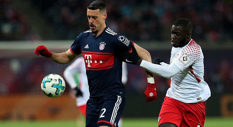 
                <strong>Sandro Wagner</strong><br>
                Sandro Wagner sitzt nach seinem Wechsel zum FC Bayern öfter auf der Bank, kommt mit der wohl auch für eine mögliche WM vorgesehen Jokerrolle aber gut zurecht und hat das Toreschießen nicht eingestellt. Es bahnt sich zwischen ihm und Gomez ein Duell auf Augenhöhe an.
              