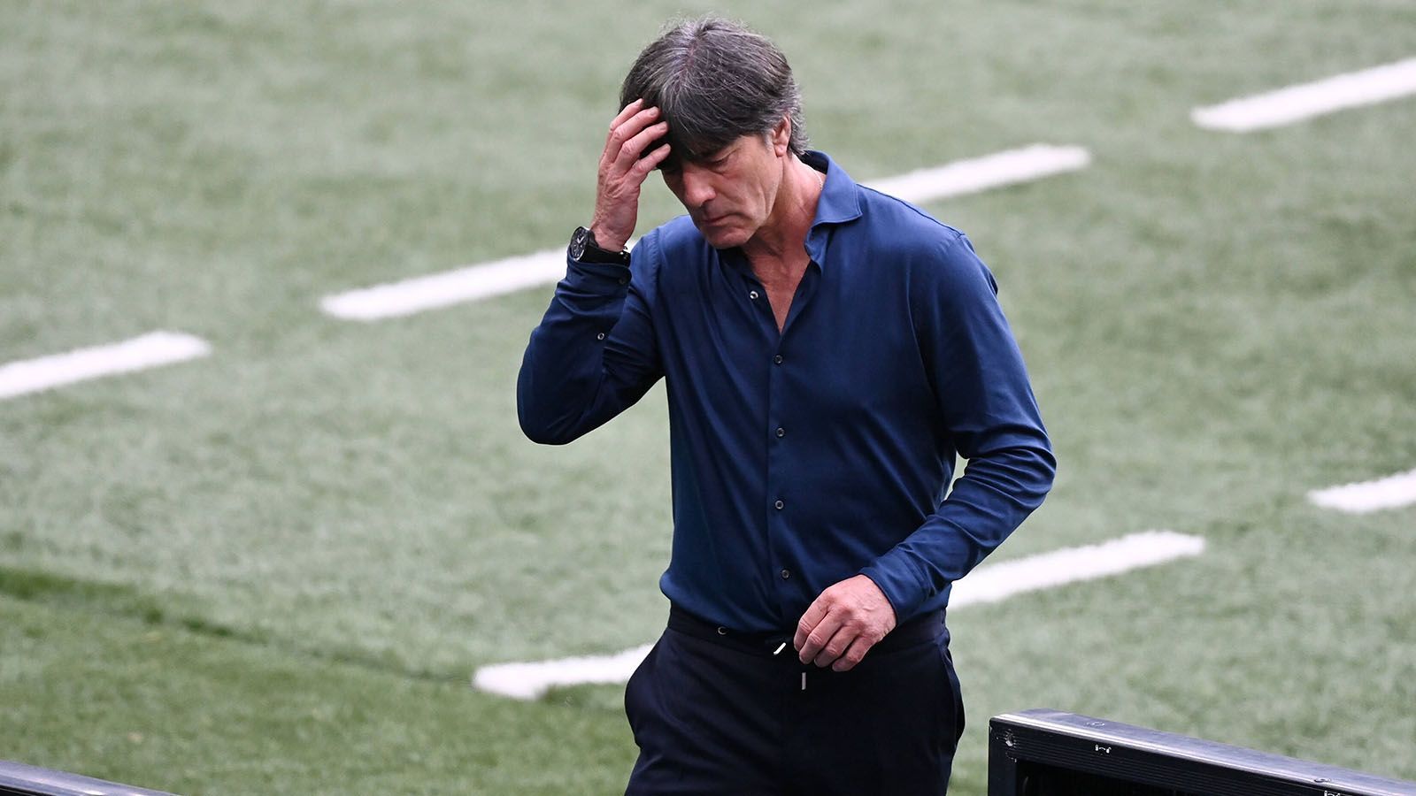 
                <strong>Ende der Ära Löw: DFB-Team vor Umbruch - Das sind die Stars der Zukunft</strong><br>
                Nach dem 0:2 im EM-Achtelfinale gegen England ist die deutsche Nationalmannschaft ausgeschieden. Damit endete auch die Ära von Bundestrainer Joachim Löw, auch einige Spieler könnten nun vor dem Aus im DFB-Team stehen. Doch es gibt zahlreiche Gesichter, die beim DFB, unter Löws Nachfolger Hansi Flick, eine neue Ära prägen könnten. ran.de stellt die DFB-Stars der Zukunft vor.
              