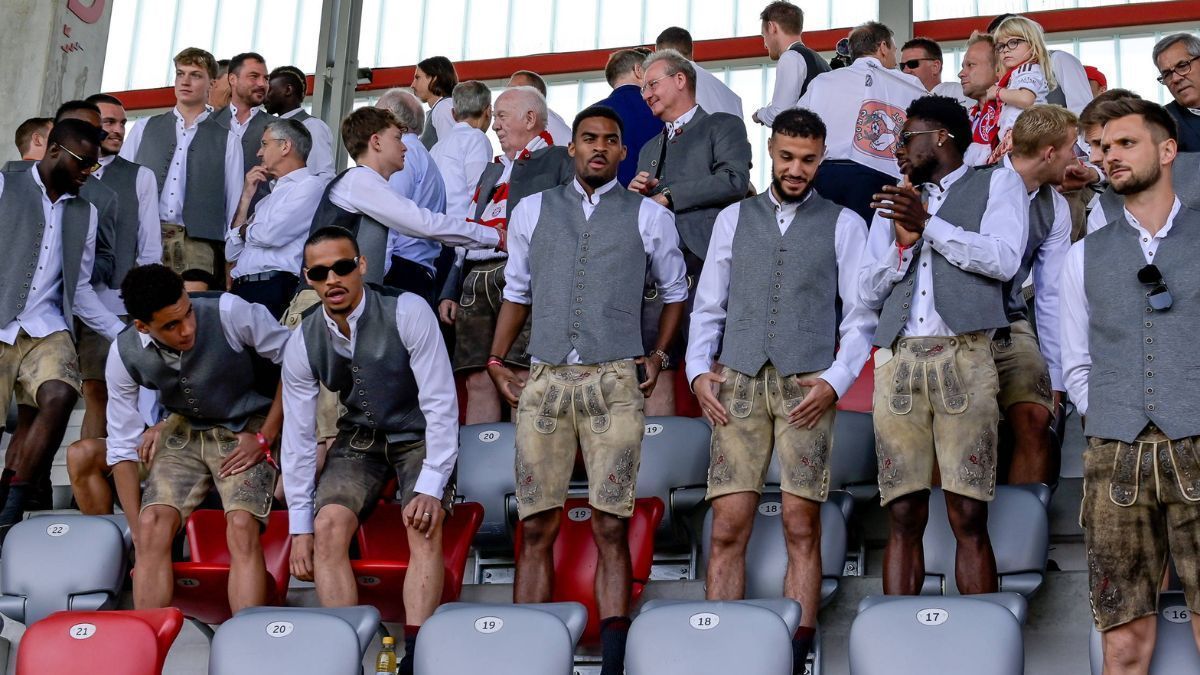 
                <strong>Die Bayern in Tracht </strong><br>
                Die Bayern-Spieler erscheinen in Tracht zum letzten Saisonspiel der Bayern-Frauen. Auch diese werden Deutscher Meister - ein Double der besonderen Art!
              