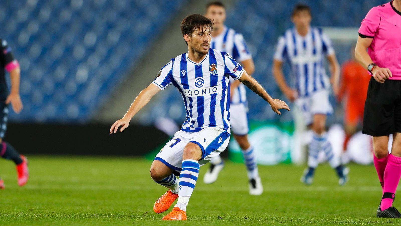 
                <strong>Real Sociedad (1. Platz)</strong><br>
                Schlüsselspieler in der Rasselbande von Coach Imanol Alguacil ist dabei ausgerechnet der 34-jährige David Silva, der zum Beginn der Saison von Manchester City kam. "Silva ist so gut wie Maradona früher, nur arbeitet er noch mehr", erhielt der Spanier von seinem Trainer jüngst den Ritterschlag. Ob es für das Team, in dem mit Alexander Isak und Adnan Januzaj auch zwei ehemalige Dortmunder spielen, zum ganz großen Wurf reichen kann, wird sich zeigen. Der fußballerischen Klasse steht eben auch wenig Erfahrung gegenüber.
              
