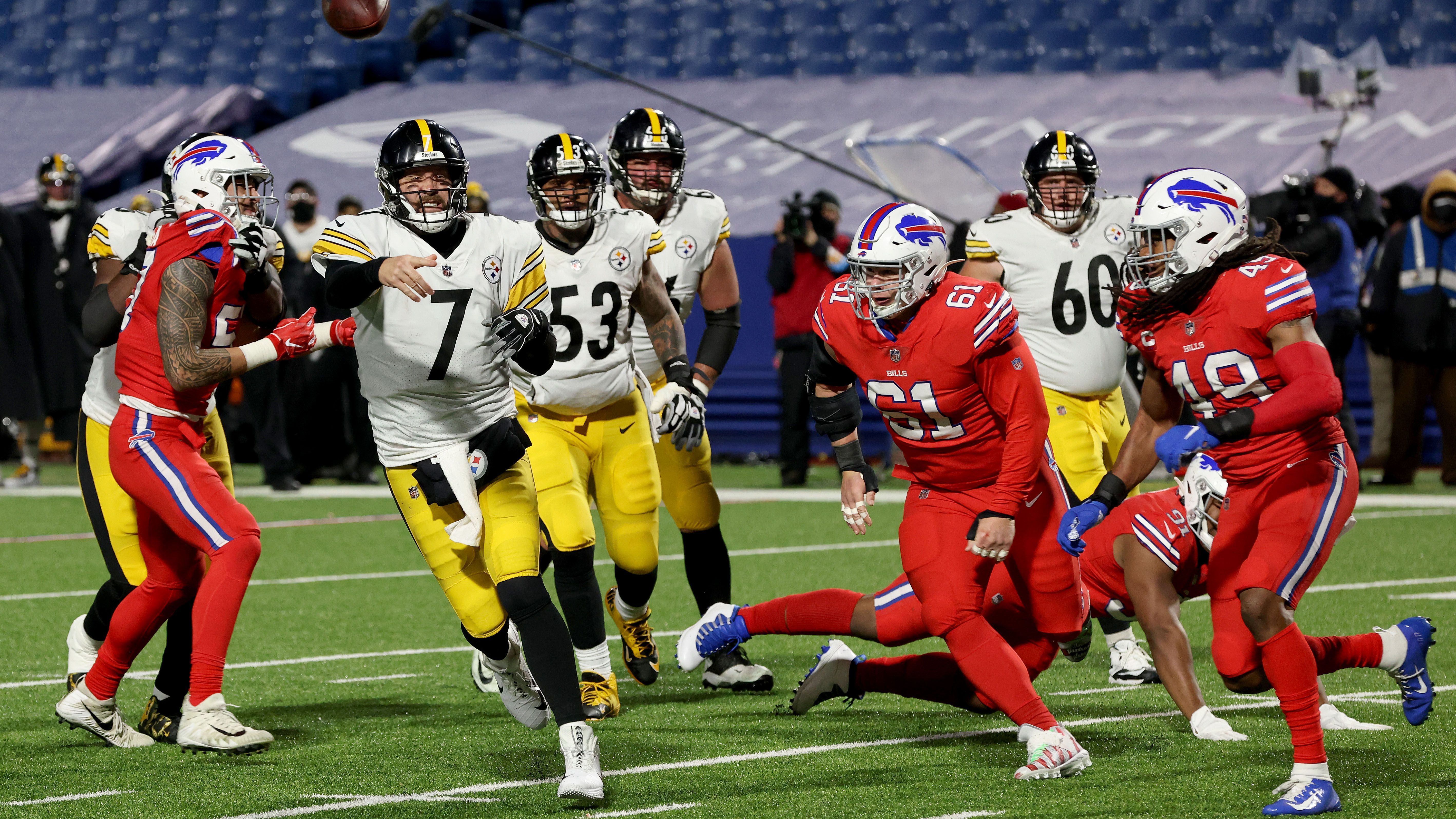 
                <strong>Pittsburgh Steelers (@Bengals, vs. Colts, @Browns)</strong><br>
                Die Niederlage gegen die Bills im Sunday Night Game war bereits die zweite in Folge und kostete die Steelers die Führung in der AFC und damit verbunden Stand jetzt die Bye Week in der ersten Playoff-Runde. Und wie die letzten Wochen zeigen, hätte Pittsburgh diese Verschnaufpause eigentlich dringend nötig. An den 10-0-Start kann sich gefühlt kaum noch jemand erinnern. Die Offense hatte zuletzt merklich Probleme. Gegen die Bills wurde das besonders deutlich. Das Laufspiel wurde komplett abgemeldet. Running Back James Conner kam bei seiner Rückkehr bei zehn Rushes auf lediglich 18 Yards Raumgewinn. Ein vernichtender Wert. Und auch im Passspiel blieb das Team gegen Buffalo ungefährlich. Quarterback "Big Ben" Roethlisberger machte nach Rückkehr sein schwächstes Spiel (187 Passing Yards, 2 Touchdowns, 2 Interceptions) und war merklich angefressen ob des Rückschrittes der Offense in den letzten Wochen. Die starke Defense allein wird in den Playoffs nicht ausreichen, um das Team zu tragen. Was bleibt dann als positiver Punkt festzuhalten? Mit den Bengals wartet als Nächstes immerhin ein guter Aufbaugegner, um wieder in die Spur zu finden. Danach wird es mit Duellen gegen die Colts und bei den Browns aber nochmal so richtig ernst. Beides richtungsweisende Duelle, die Aufschluss darüber geben dürften, ob die Steelers dieses Jahr wirklich als ernsthafter Contender gesehen werden müssen, oder der Schedule wirklich nur sehr freundlich war zu Saisonbeginn.
              