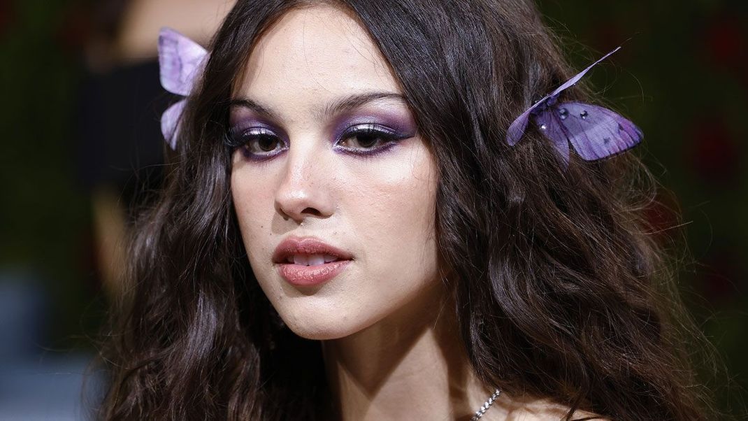 WOW – Wir lieben diesen Glamour-Look! Olivia Rodrigo hat ihr Make-up und mit verspielten Hairstyling-Accessoires perfekt kombiniert.