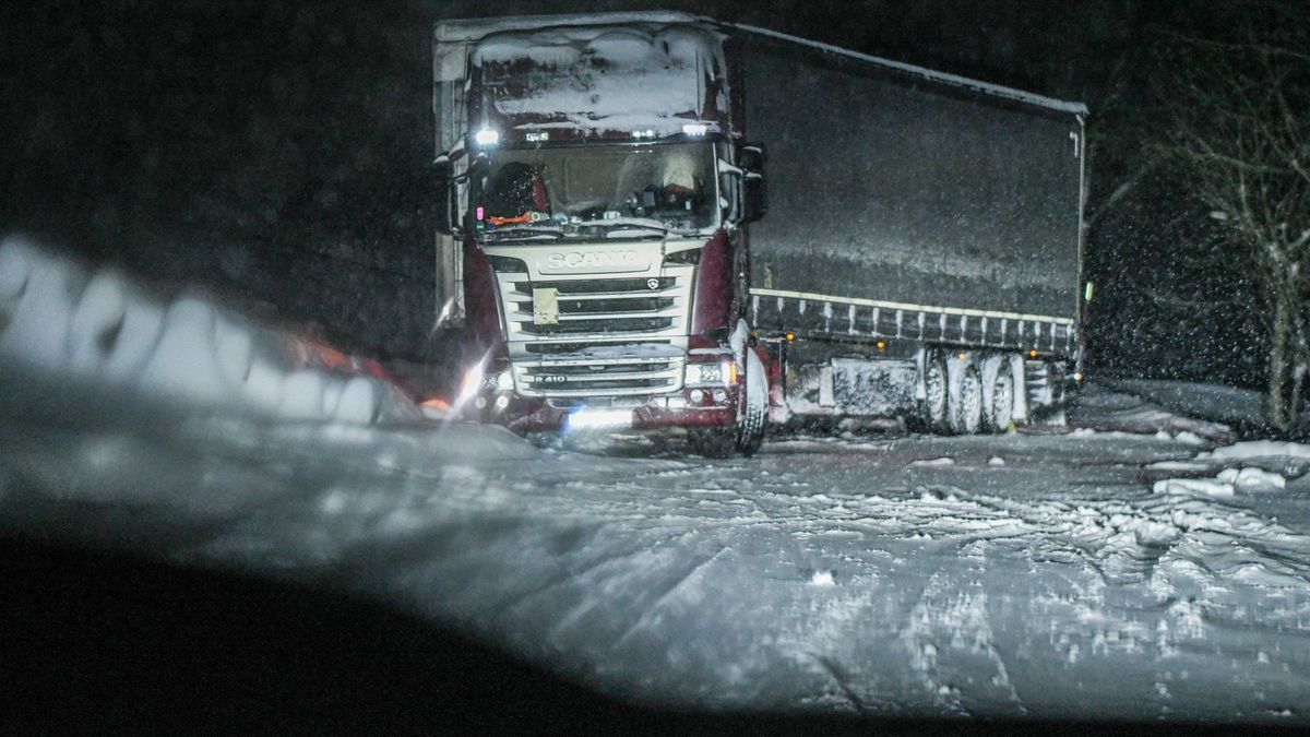 Ein starker Wintereinbruch mit Schnee und Eis hat im Süden Deutschlands für zahlreiche Verkehrsbehinderungen gesorgt.