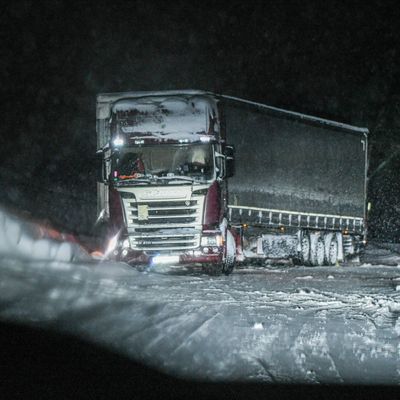 Ein starker Wintereinbruch mit Schnee und Eis hat im Süden Deutschlands für zahlreiche Verkehrsbehinderungen gesorgt.